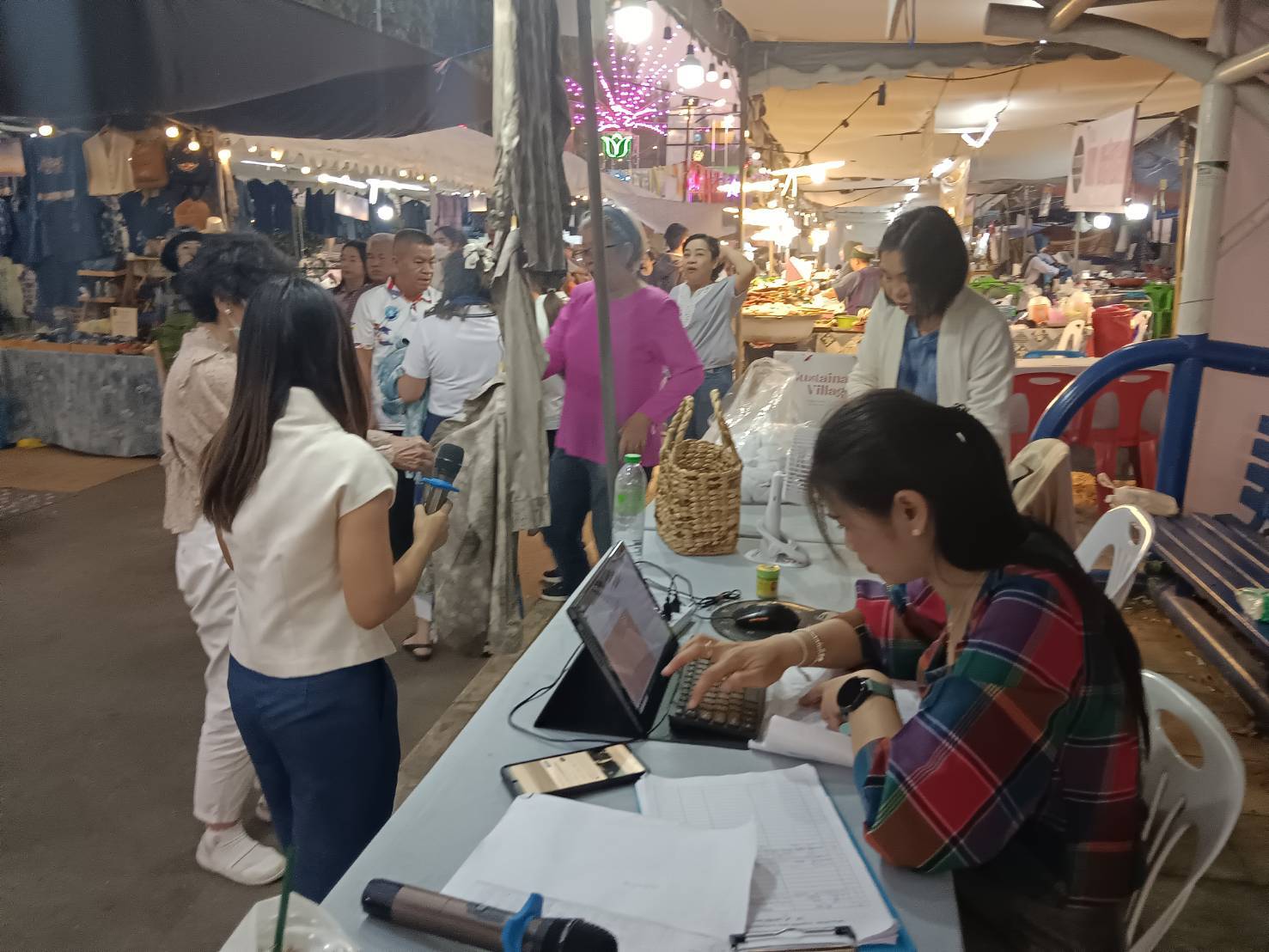 🏘นายศราวุธ สุวรรณจูฑะ รองผู้ว่าราชการจังหวัดสกลนคร เยี่ยมชมและให้กำลังใจผู้ผลิต ผู้ประกอบการ OTOP จังหวัดสกลนคร ในงานรวมน้ำใจไทสกล จังหวัดสกลนคร ประจำปี 2568