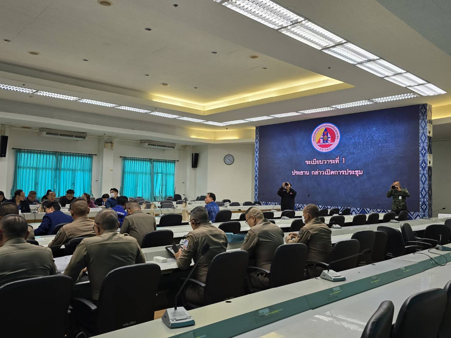 🎯จังหวัดสกลนคร : ประชุมขับเคลื่อนแผนปฏิบัติงานฯ ตาม พ.ร.บ.รักษาความมั่นคงภายในราชอาณาจักร ปี 2568 ป้องปราม ควบคุม รณรงค์งดเผา แก้ปัญหาฝุ่น PM 2.5 และยาเสพติด