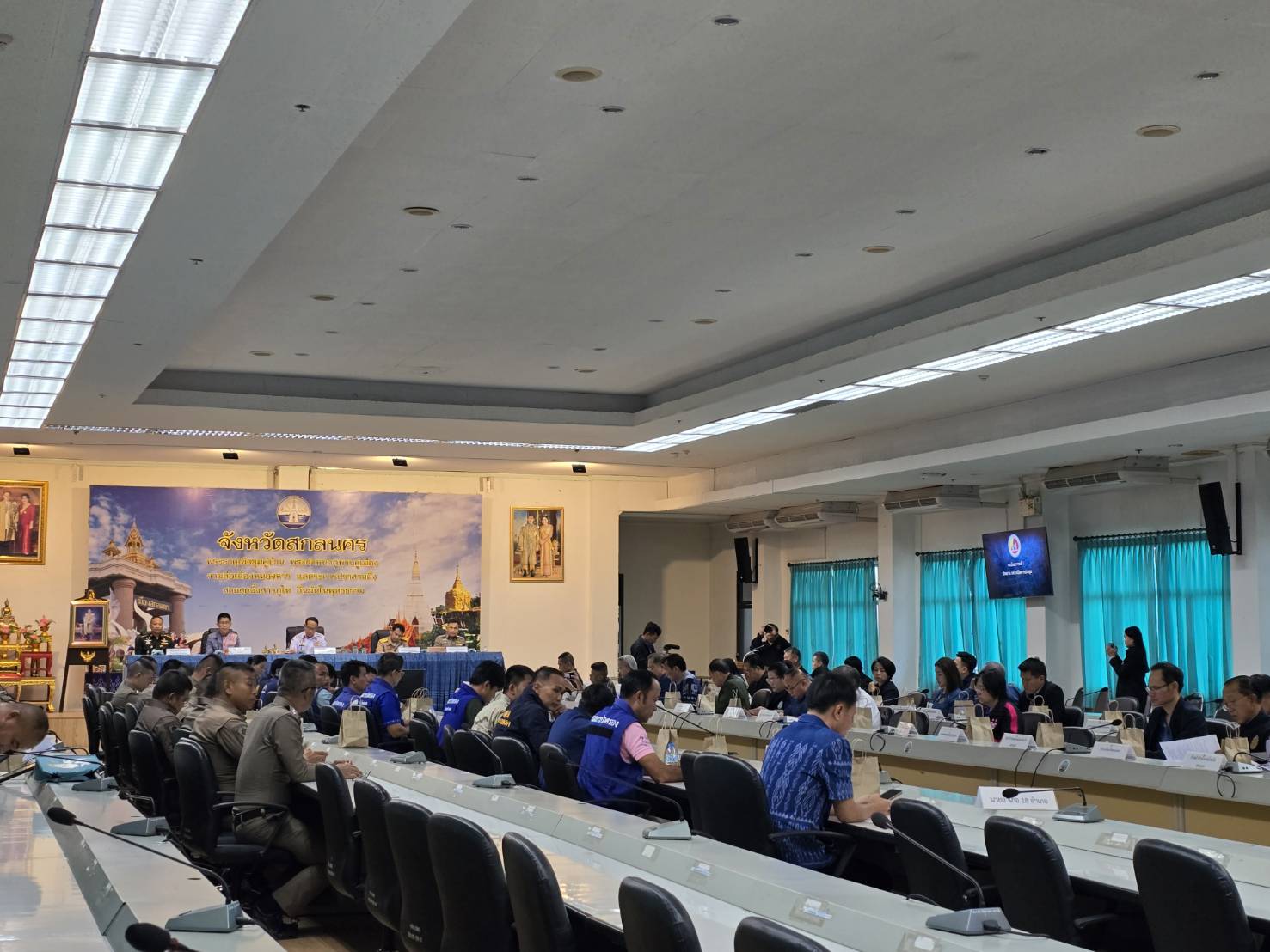 🎯จังหวัดสกลนคร : ประชุมขับเคลื่อนแผนปฏิบัติงานฯ ตาม พ.ร.บ.รักษาความมั่นคงภายในราชอาณาจักร ปี 2568 ป้องปราม ควบคุม รณรงค์งดเผา แก้ปัญหาฝุ่น PM 2.5 และยาเสพติด