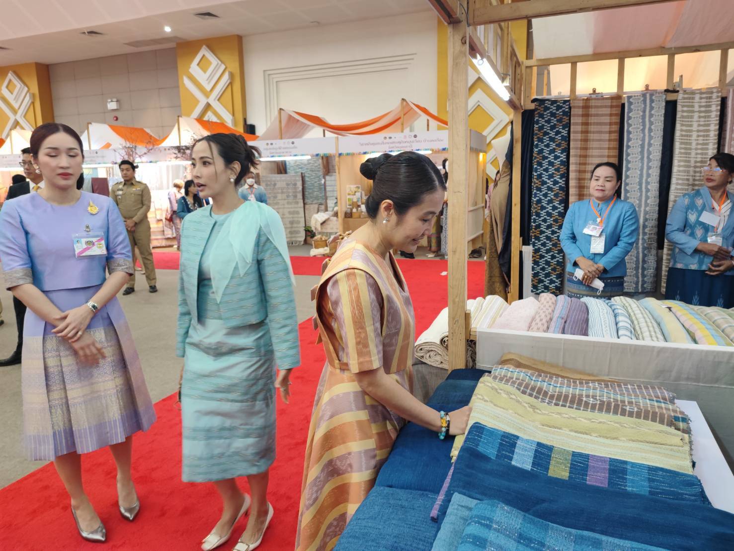 📢 สมเด็จพระเจ้าลูกเธอ เจ้าฟ้าสิริวัณณวรี นารีรัตนราชกัญญา เสด็จทอดพระเนตรนิทรรศการ และการจัดแสดงผลงานภูมิปัญญาผ้าไทย และงานหัตถกรรมชุมชน ภาคตะวันออกเฉียงเหนือ ณ หอประชุมอเนกประสงค์ อาคารกิจกรรมนักศึกษา และทรงเปิดพิพิธภัณฑ์ผ้าอีสาน ISAN TEXTILE MUSEUM ศูนย์ออกแบบสร้างสรรค์ผ้าและสิ่งทอ FTCDC มหาวิทยาลัยราชภัฏอุดรธานี