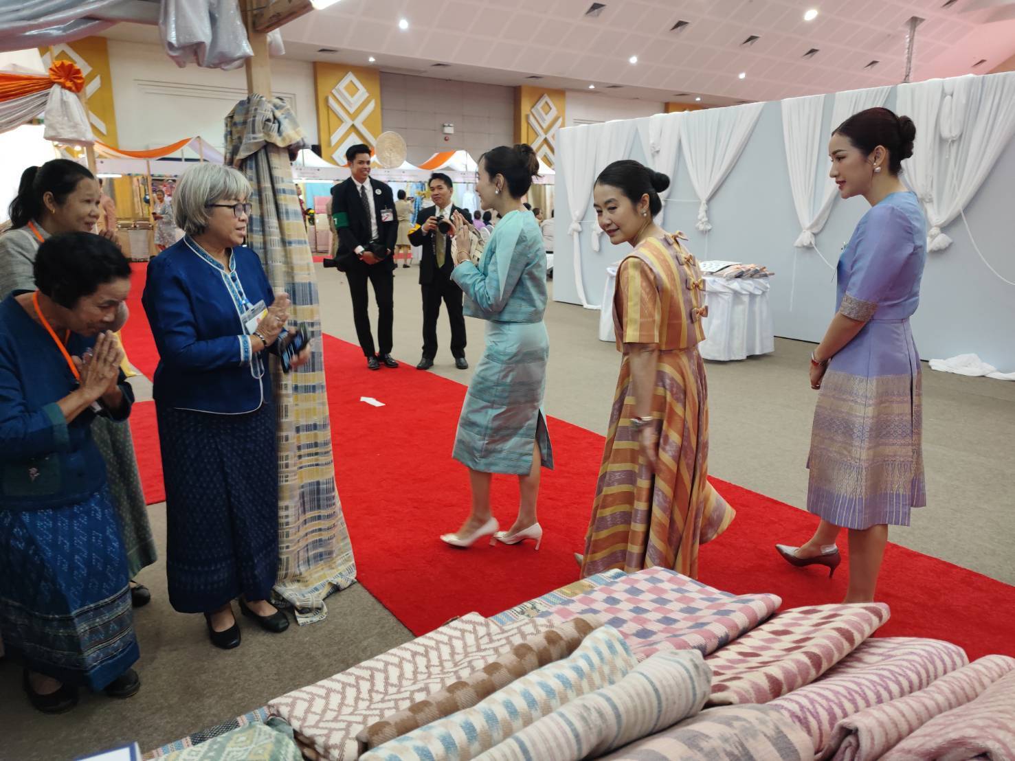 📢 สมเด็จพระเจ้าลูกเธอ เจ้าฟ้าสิริวัณณวรี นารีรัตนราชกัญญา เสด็จทอดพระเนตรนิทรรศการ และการจัดแสดงผลงานภูมิปัญญาผ้าไทย และงานหัตถกรรมชุมชน ภาคตะวันออกเฉียงเหนือ ณ หอประชุมอเนกประสงค์ อาคารกิจกรรมนักศึกษา และทรงเปิดพิพิธภัณฑ์ผ้าอีสาน ISAN TEXTILE MUSEUM ศูนย์ออกแบบสร้างสรรค์ผ้าและสิ่งทอ FTCDC มหาวิทยาลัยราชภัฏอุดรธานี