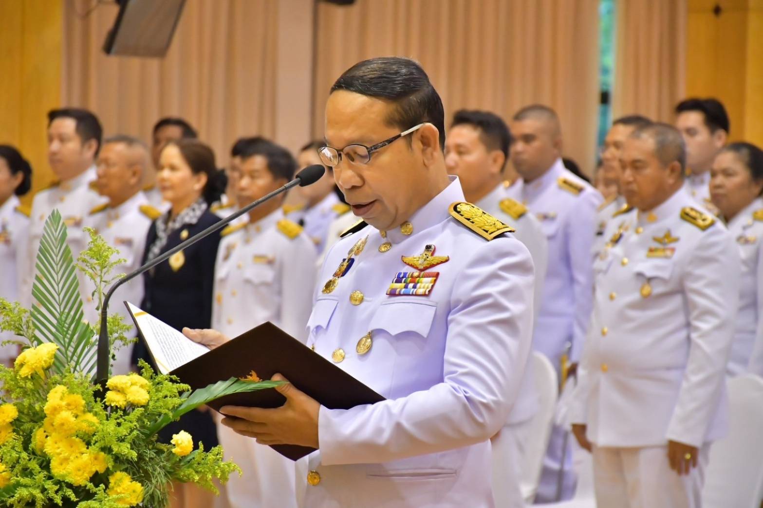 📢ผู้ว่าราชการจังหวัดสกลนคร นำทุกภาคส่วนถวายราชสักการะ และวางพานพุ่มดอกไม้ เนื่องในวันมาตรฐานฝีมือแรงงานแห่งชาติ ประจำปี 2568 น้อมรำลึกในพระมหากรุณาธิคุณ พระบาทสมเด็จพระบรมชนกาธิเบศร มหาภูมิพลอดุลยเดชมหาราช บรมนาถบพิตร “พระบิดาแห่งมาตรฐานการช่างไทย”