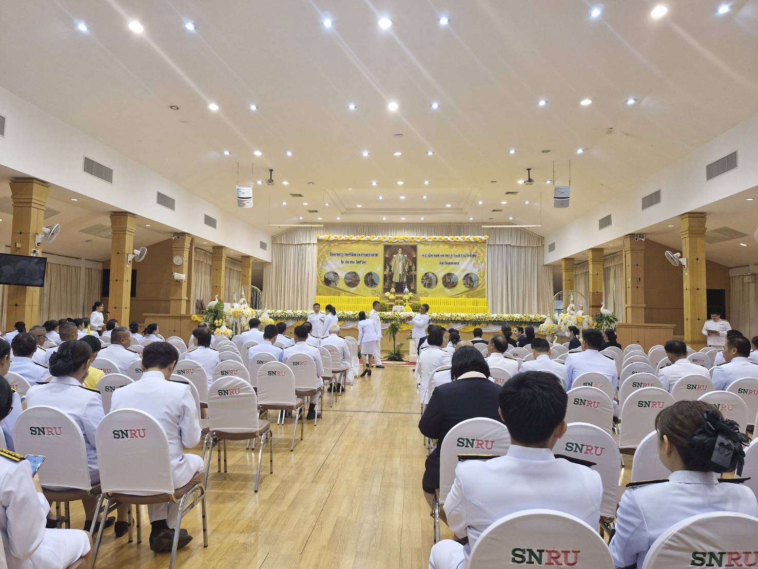 📢ผู้ว่าราชการจังหวัดสกลนคร นำทุกภาคส่วนถวายราชสักการะ และวางพานพุ่มดอกไม้ เนื่องในวันมาตรฐานฝีมือแรงงานแห่งชาติ ประจำปี 2568 น้อมรำลึกในพระมหากรุณาธิคุณ พระบาทสมเด็จพระบรมชนกาธิเบศร มหาภูมิพลอดุลยเดชมหาราช บรมนาถบพิตร “พระบิดาแห่งมาตรฐานการช่างไทย”