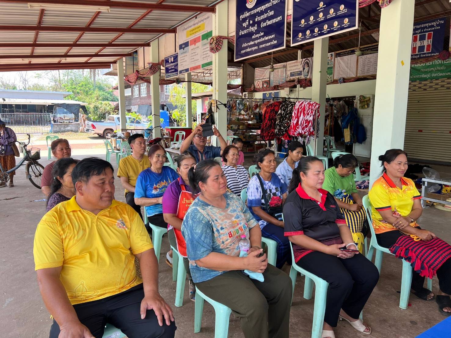 📢พช.สกลนคร : ลงพื้นที่ติดตามสนับสนุนการดำเนินงานของคณะกรรมการเครือข่าย กลุ่มอาชีพ และผู้ผลิต ผู้ประกอบการ หนึ่งตำบล หนึ่งผลิตภัณฑ์ ตามโครงการพัฒนาศักยภาพเครือข่ายกลุ่มอาชีพ และผู้ผลิต ผู้ประกอบการ หนึ่งตำบล หนึ่งผลิตภัณฑ์ ระดับจังหวัด และการดำเนินงานโครงการศูนย์จัดการกองทุนชุมชน