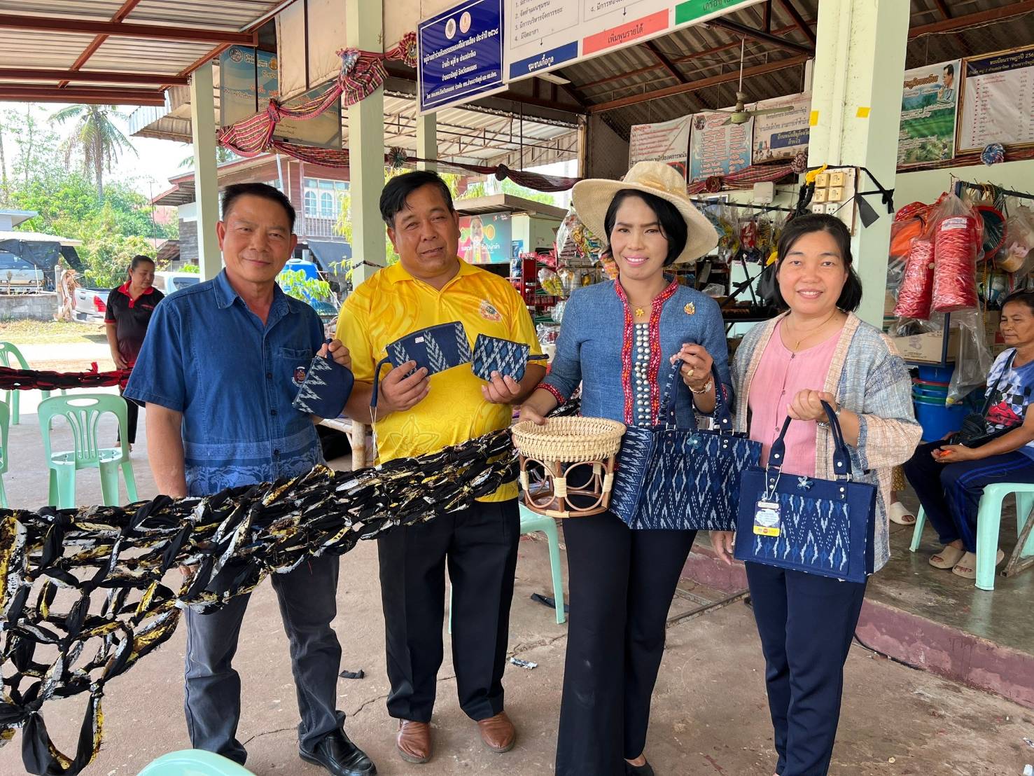 📢พช.สกลนคร : ลงพื้นที่ติดตามสนับสนุนการดำเนินงานของคณะกรรมการเครือข่าย กลุ่มอาชีพ และผู้ผลิต ผู้ประกอบการ หนึ่งตำบล หนึ่งผลิตภัณฑ์ ตามโครงการพัฒนาศักยภาพเครือข่ายกลุ่มอาชีพ และผู้ผลิต ผู้ประกอบการ หนึ่งตำบล หนึ่งผลิตภัณฑ์ ระดับจังหวัด และการดำเนินงานโครงการศูนย์จัดการกองทุนชุมชน