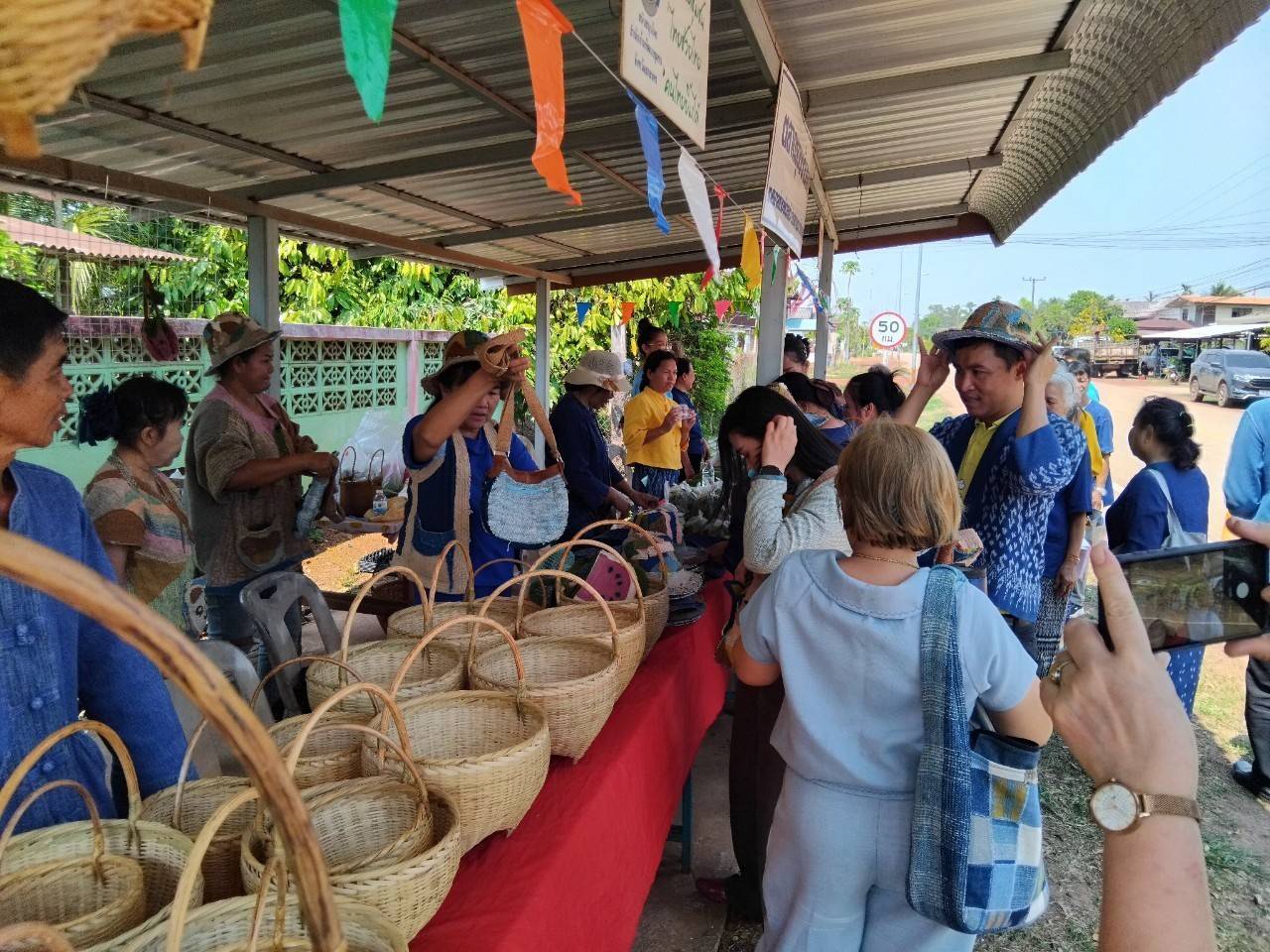 📢พช.สกลนคร : ลงพื้นที่ติดตามสนับสนุนการดำเนินงานของคณะกรรมการเครือข่าย กลุ่มอาชีพ และผู้ผลิต ผู้ประกอบการ หนึ่งตำบล หนึ่งผลิตภัณฑ์ ตามโครงการพัฒนาศักยภาพเครือข่ายกลุ่มอาชีพ และผู้ผลิต ผู้ประกอบการ หนึ่งตำบล หนึ่งผลิตภัณฑ์ ระดับจังหวัด และการดำเนินงานโครงการศูนย์จัดการกองทุนชุมชน