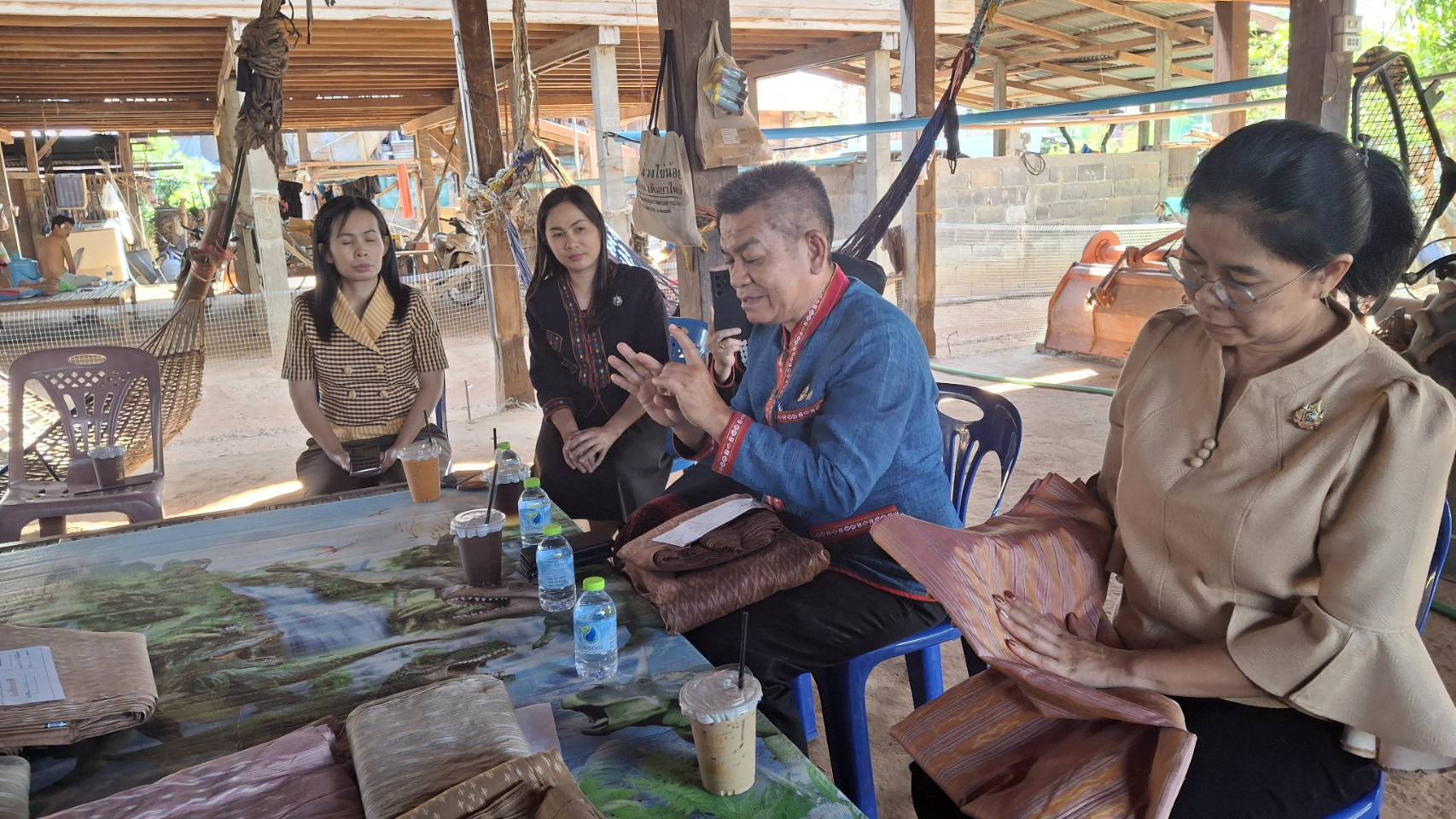 📢พช.สกลนคร : ลงพื้นที่ติดตามสนับสนุนการดำเนินงานของคณะกรรมการเครือข่าย กลุ่มอาชีพ และผู้ผลิต ผู้ประกอบการ หนึ่งตำบล หนึ่งผลิตภัณฑ์ ตามโครงการพัฒนาศักยภาพเครือข่ายกลุ่มอาชีพ และผู้ผลิต ผู้ประกอบการ หนึ่งตำบล หนึ่งผลิตภัณฑ์ ระดับจังหวัด