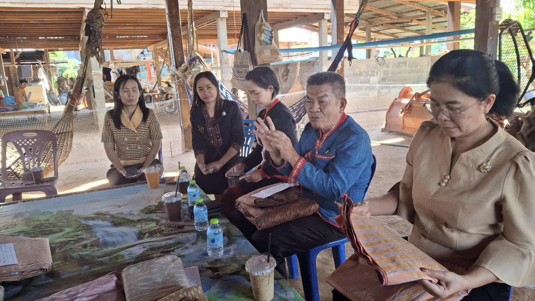 📢พช.สกลนคร : ลงพื้นที่ติดตามสนับสนุนการดำเนินงานของคณะกรรมการเครือข่าย กลุ่มอาชีพ และผู้ผลิต ผู้ประกอบการ หนึ่งตำบล หนึ่งผลิตภัณฑ์ ตามโครงการพัฒนาศักยภาพเครือข่ายกลุ่มอาชีพ และผู้ผลิต ผู้ประกอบการ หนึ่งตำบล หนึ่งผลิตภัณฑ์ ระดับจังหวัด