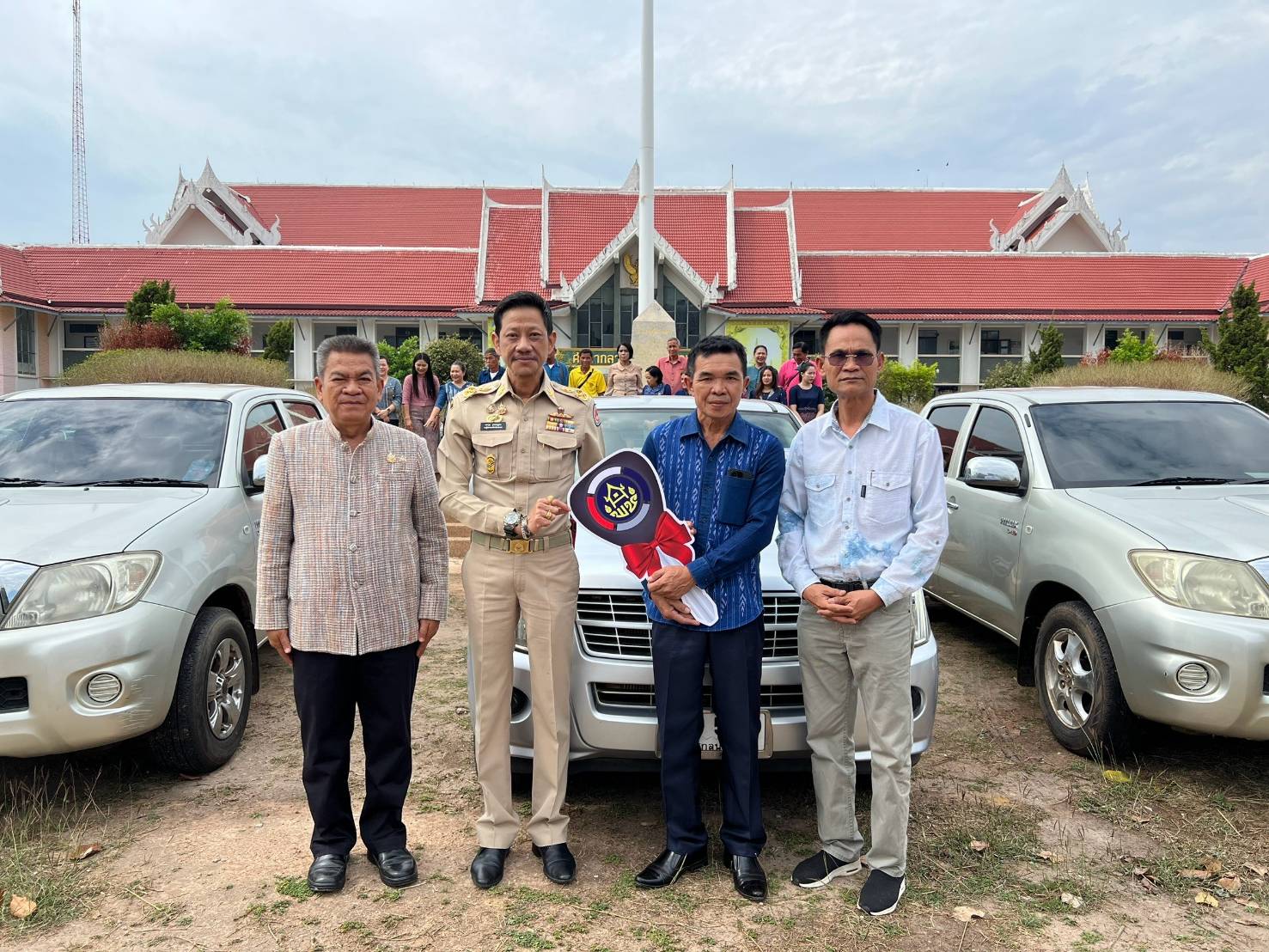 📢จังหวัดสกลนคร:มอบรถยนต์ราชการ เพื่อส่งเสริมและสนับ สนุนการพัฒนาชุมชนให้มีความเข้มแข็งและยั่งยืนแก่หน่วยงานภาคีเครือข่ายการพัฒนา ในเขตพื้นที่จังหวัดสกลนคร
