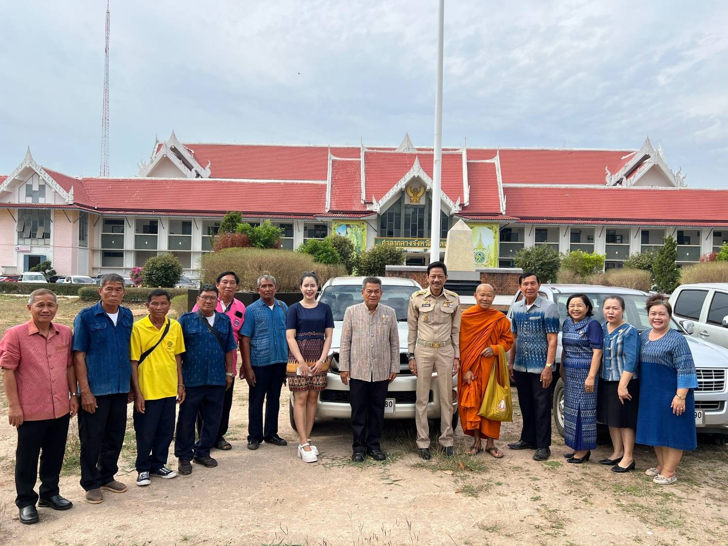 📢จังหวัดสกลนคร:มอบรถยนต์ราชการ เพื่อส่งเสริมและสนับ สนุนการพัฒนาชุมชนให้มีความเข้มแข็งและยั่งยืนแก่หน่วยงานภาคีเครือข่ายการพัฒนา ในเขตพื้นที่จังหวัดสกลนคร
