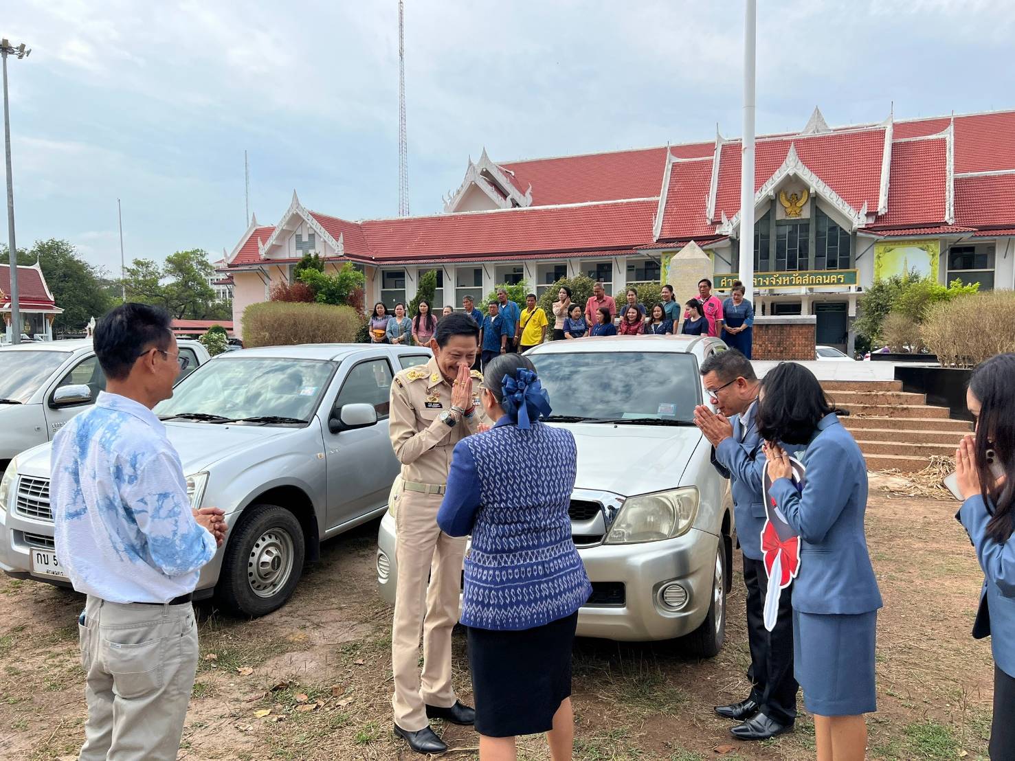 📢จังหวัดสกลนคร:มอบรถยนต์ราชการ เพื่อส่งเสริมและสนับ สนุนการพัฒนาชุมชนให้มีความเข้มแข็งและยั่งยืนแก่หน่วยงานภาคีเครือข่ายการพัฒนา ในเขตพื้นที่จังหวัดสกลนคร