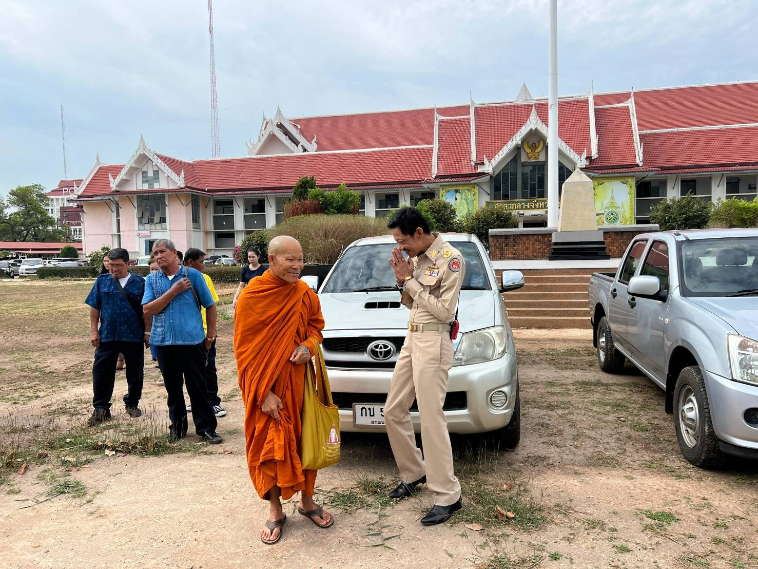 📢จังหวัดสกลนคร:มอบรถยนต์ราชการ เพื่อส่งเสริมและสนับ สนุนการพัฒนาชุมชนให้มีความเข้มแข็งและยั่งยืนแก่หน่วยงานภาคีเครือข่ายการพัฒนา ในเขตพื้นที่จังหวัดสกลนคร