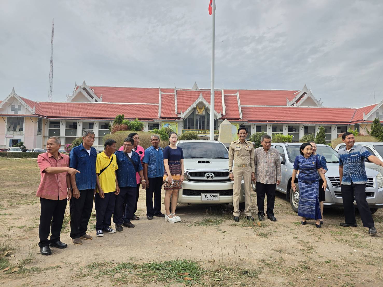 📢จังหวัดสกลนคร:มอบรถยนต์ราชการ เพื่อส่งเสริมและสนับ สนุนการพัฒนาชุมชนให้มีความเข้มแข็งและยั่งยืนแก่หน่วยงานภาคีเครือข่ายการพัฒนา ในเขตพื้นที่จังหวัดสกลนคร