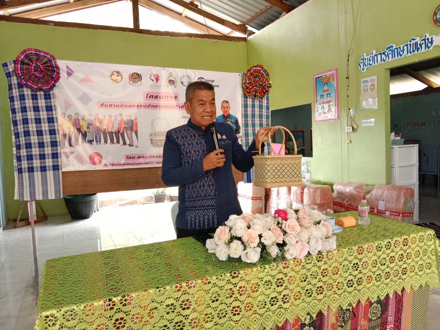 📢พช.สกลนคร : หนุนเสริมคณะกรรมการพัฒนาสตรีตำบลนาแต้ สืบสานหัตถกรรมจักสานตะกร้าด้วยเส้นหวาย