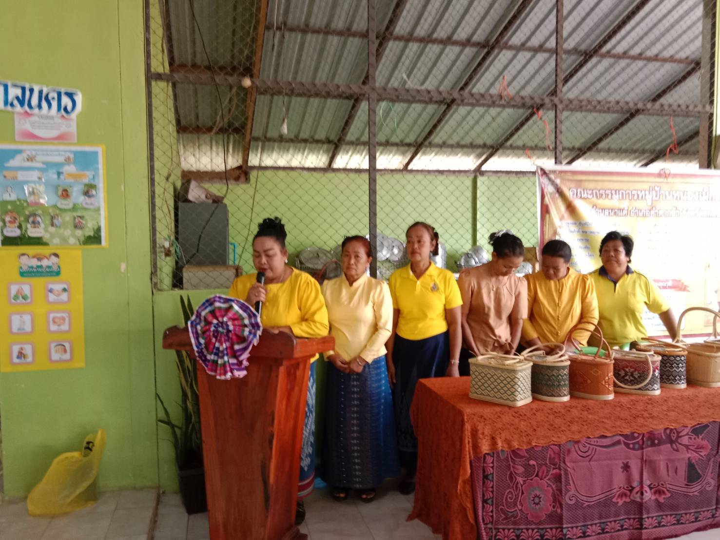 📢พช.สกลนคร : หนุนเสริมคณะกรรมการพัฒนาสตรีตำบลนาแต้ สืบสานหัตถกรรมจักสานตะกร้าด้วยเส้นหวาย