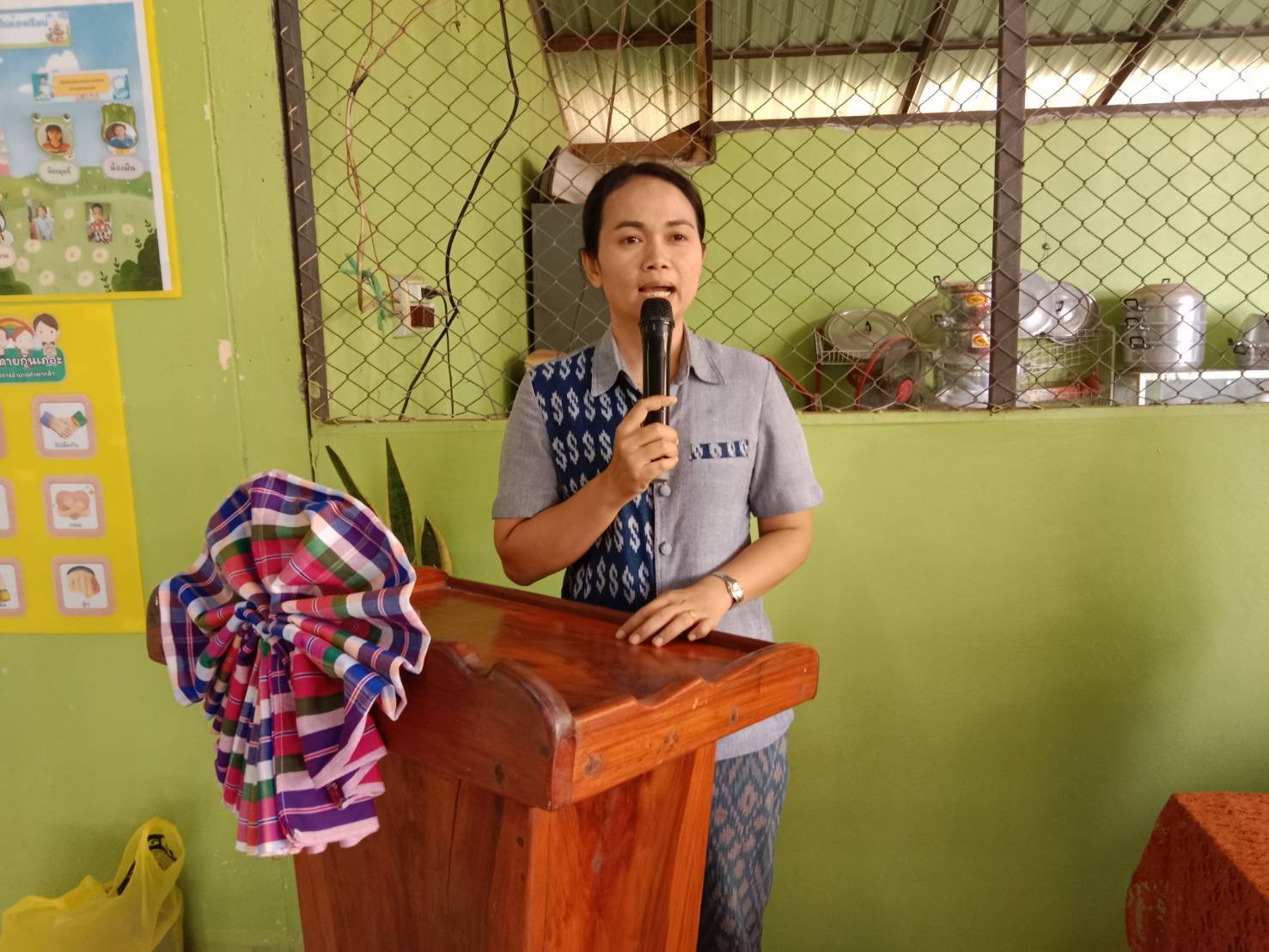 📢พช.สกลนคร : หนุนเสริมคณะกรรมการพัฒนาสตรีตำบลนาแต้ สืบสานหัตถกรรมจักสานตะกร้าด้วยเส้นหวาย