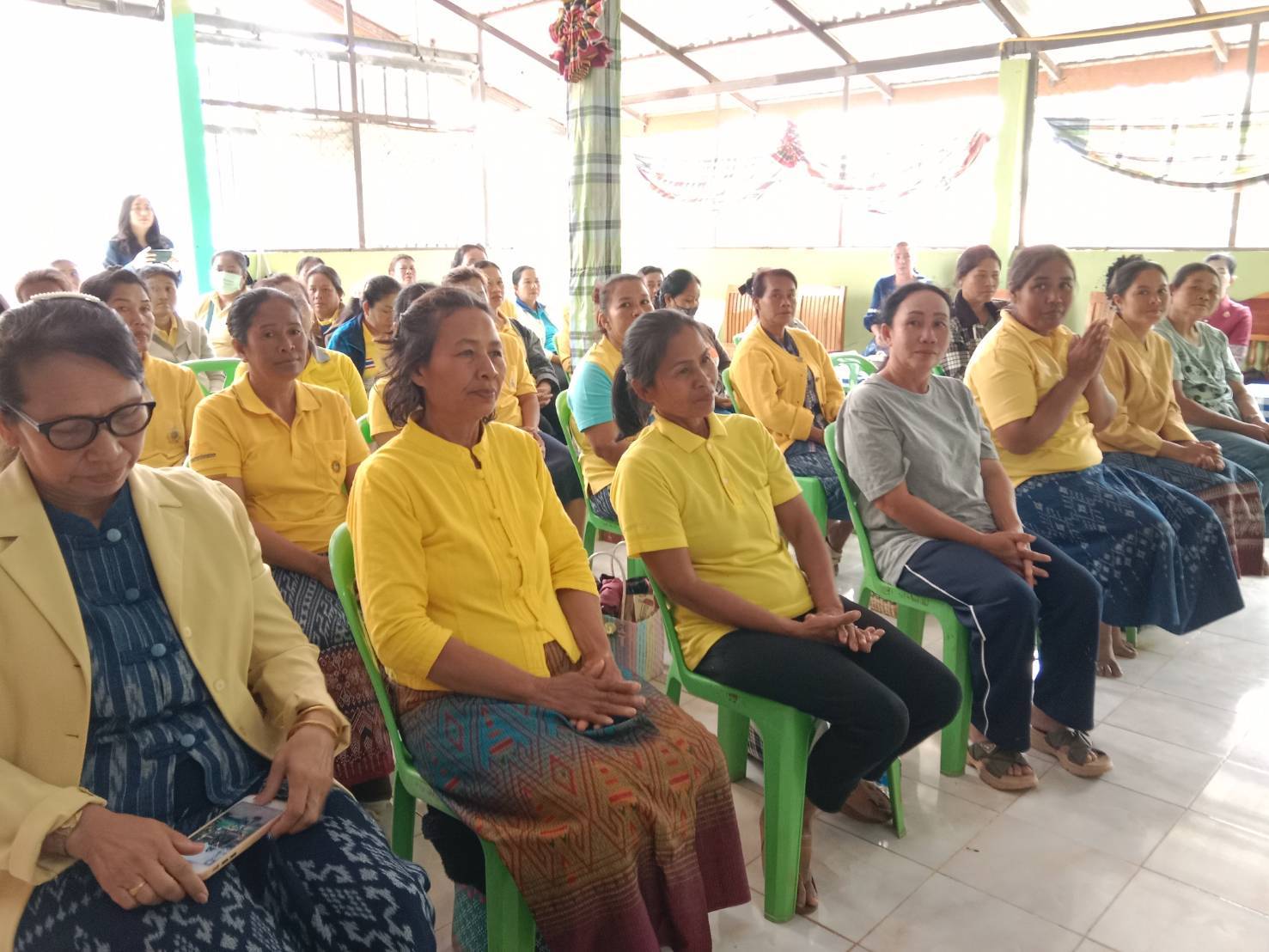 📢พช.สกลนคร : หนุนเสริมคณะกรรมการพัฒนาสตรีตำบลนาแต้ สืบสานหัตถกรรมจักสานตะกร้าด้วยเส้นหวาย