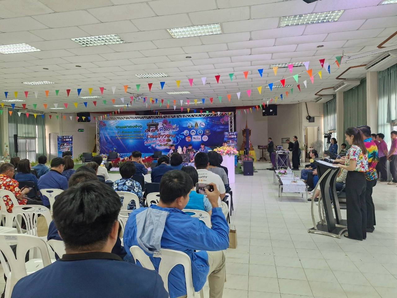 🌊สกลนครพร้อมจัดงานสงกรานต์ “มหาสงกรานต์ ถนนข้าวฮาง ถิ่นไทสกล ละเบ๋อ 68” พบกับอย่างยิ่งใหญ่ของอุโมงค์บุญ อุโมงค์น้ำมนต์ศักดิ์สิทธิ์ 9 วัด 13 – 15 เมษายน 2568 ณ บริเวณลาน ร.5