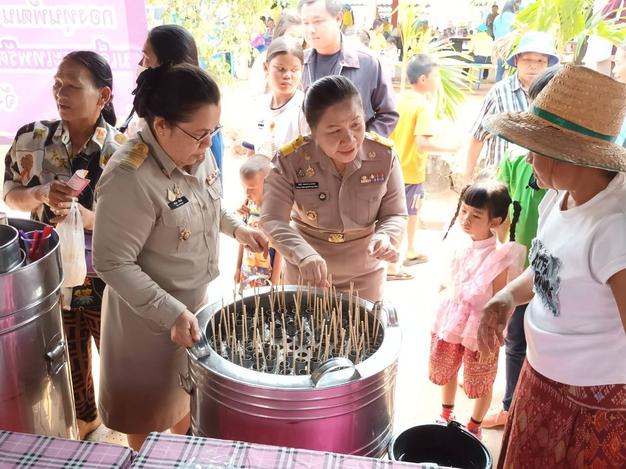 📢จังหวัดสกลนคร :ออกหน่วยจังหวัดเคลื่อนที่ เพื่อบำบัดทุกข์ บำรุงสุขและสร้างรอยยิ้มให้ประชาชนในเขตพื้นที่จังหวัดสกลนคร