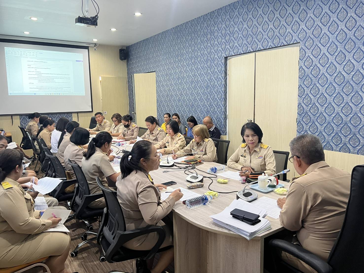 🏘พช.สกลนคร : ประชุมเตรียมความพร้อมจัดพิธีทอดผ้าป่าสมทบกองทุนพัฒนาเด็กชนบท ในพระราชูปถัมภ์สมเด็จพระเทพรัตนราชสุดา ฯ สยามบรมราชกุมารี วันอังคารที่ 1 เมษายน 2568 ณ วัดพระธาตุเชิงชุมวรวิหาร อำเภอเมืองสกลนคร จังหวัดสกลนคร