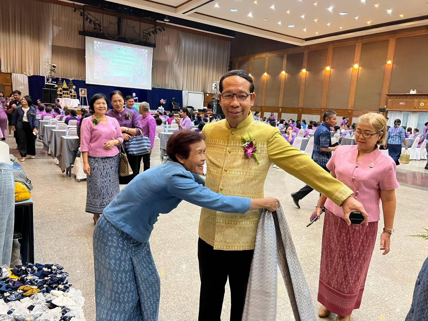 🌈จังหวัดสกลนคร : จัดกิจกรรมวันสตรีสากล ภายใต้ “โครงการฝึกอบรมปฏิบัติการเพื่อพัฒนาศักยภาพสตรี ด้านการส่งเสริมบุคลิกภาพและเพิ่มช่องทางการสร้างรายได้” ส่งเสริมการมีส่วนร่วม และพัฒนาศักยภาพขององค์กรสตรีทุกระดับ