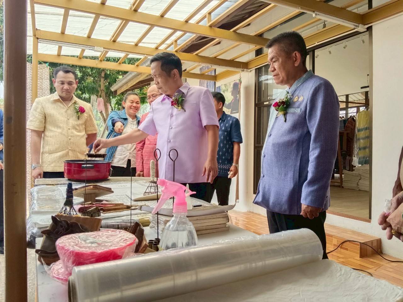 จังหวัดสกลนคร :ส่งเสริมการท่องเที่ยวเชิงสร้างสรรค์ ส่งเสริมการเรียนรู้ที่นักท่องเที่ยวลงมือปฏิบัติ (D-Hope) และจัดนิทรรศการโปรแกรมของผู้ประกอบการชุมชน (Champ)