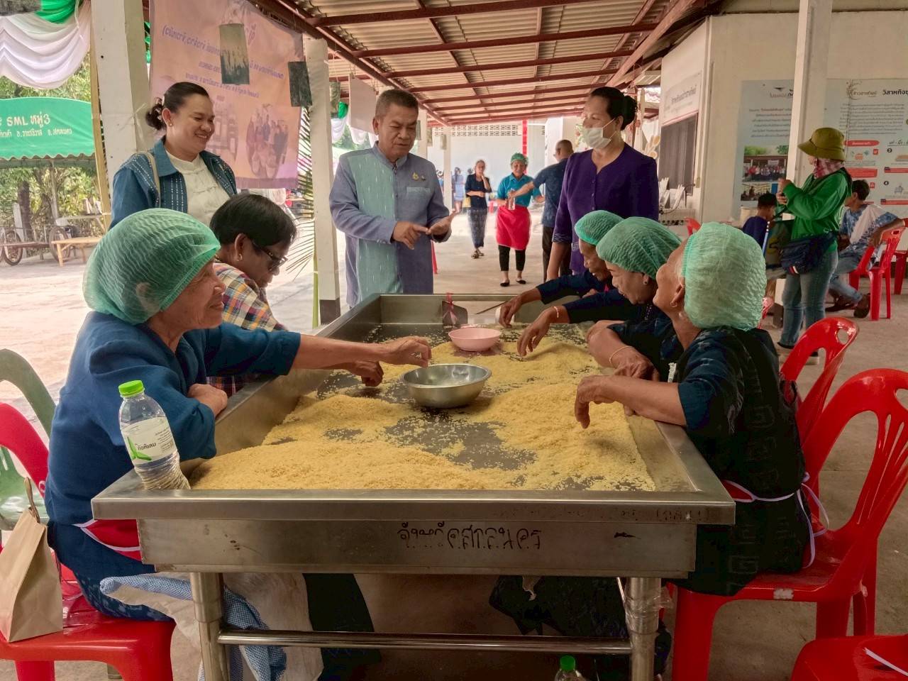 จังหวัดสกลนคร :ส่งเสริมการท่องเที่ยวเชิงสร้างสรรค์ ส่งเสริมการเรียนรู้ที่นักท่องเที่ยวลงมือปฏิบัติ (D-Hope) และจัดนิทรรศการโปรแกรมของผู้ประกอบการชุมชน (Champ)