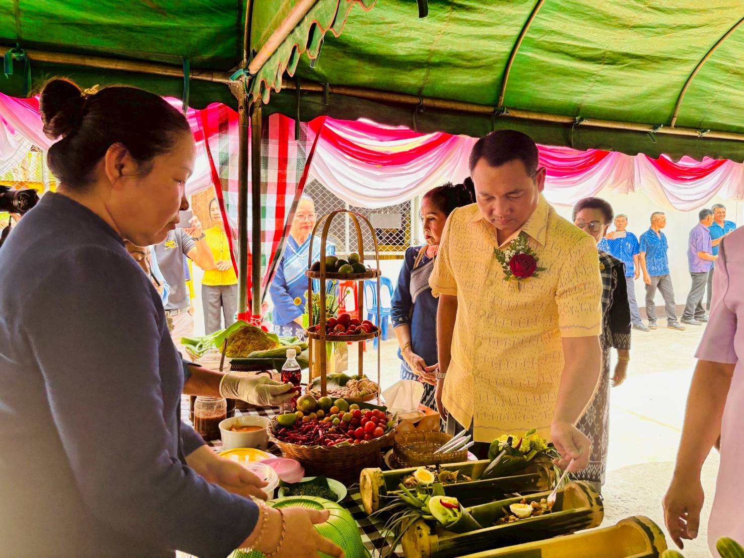 จังหวัดสกลนคร :ส่งเสริมการท่องเที่ยวเชิงสร้างสรรค์ ส่งเสริมการเรียนรู้ที่นักท่องเที่ยวลงมือปฏิบัติ (D-Hope) และจัดนิทรรศการโปรแกรมของผู้ประกอบการชุมชน (Champ)
