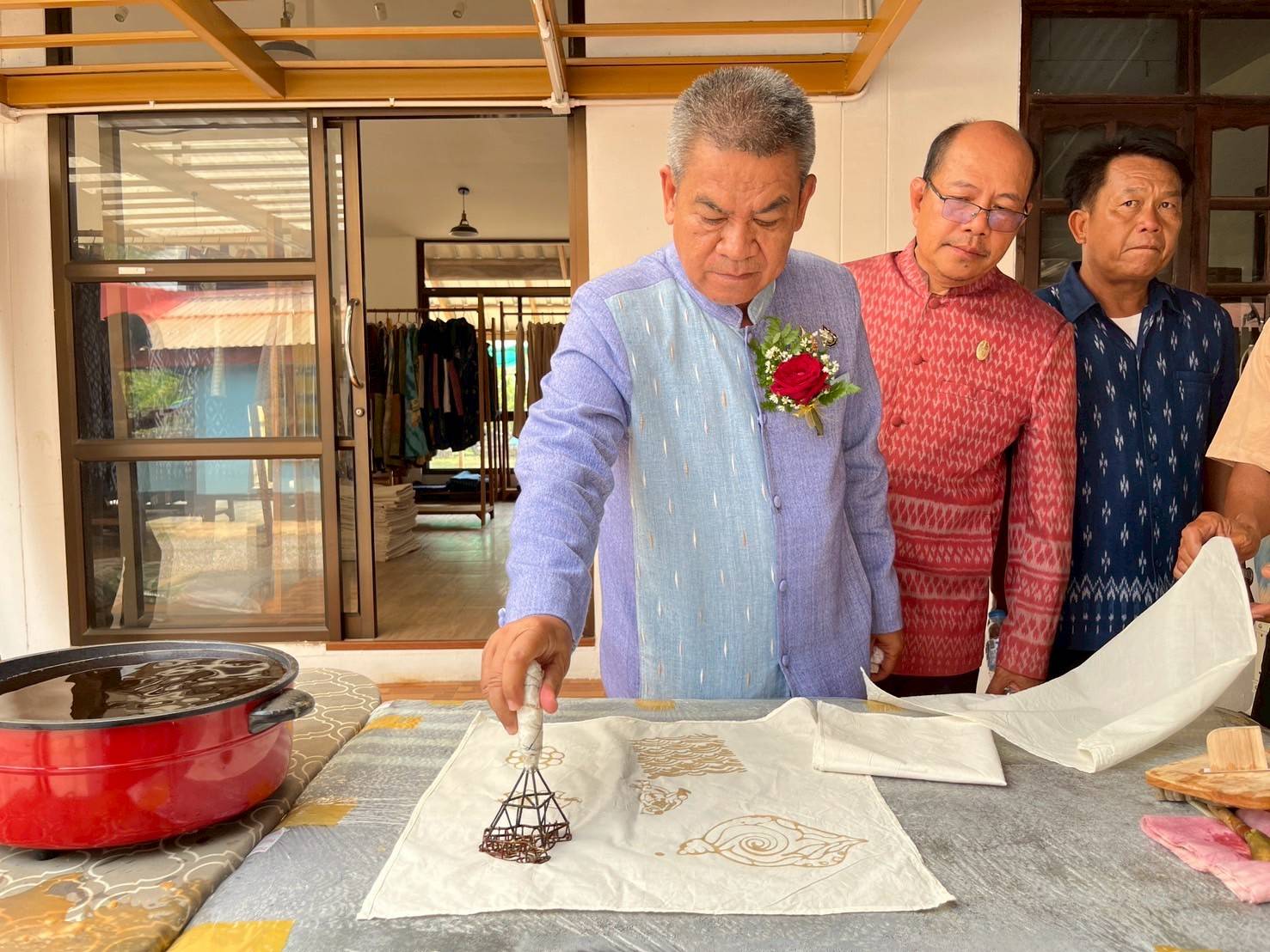 จังหวัดสกลนคร :ส่งเสริมการท่องเที่ยวเชิงสร้างสรรค์ ส่งเสริมการเรียนรู้ที่นักท่องเที่ยวลงมือปฏิบัติ (D-Hope) และจัดนิทรรศการโปรแกรมของผู้ประกอบการชุมชน (Champ)