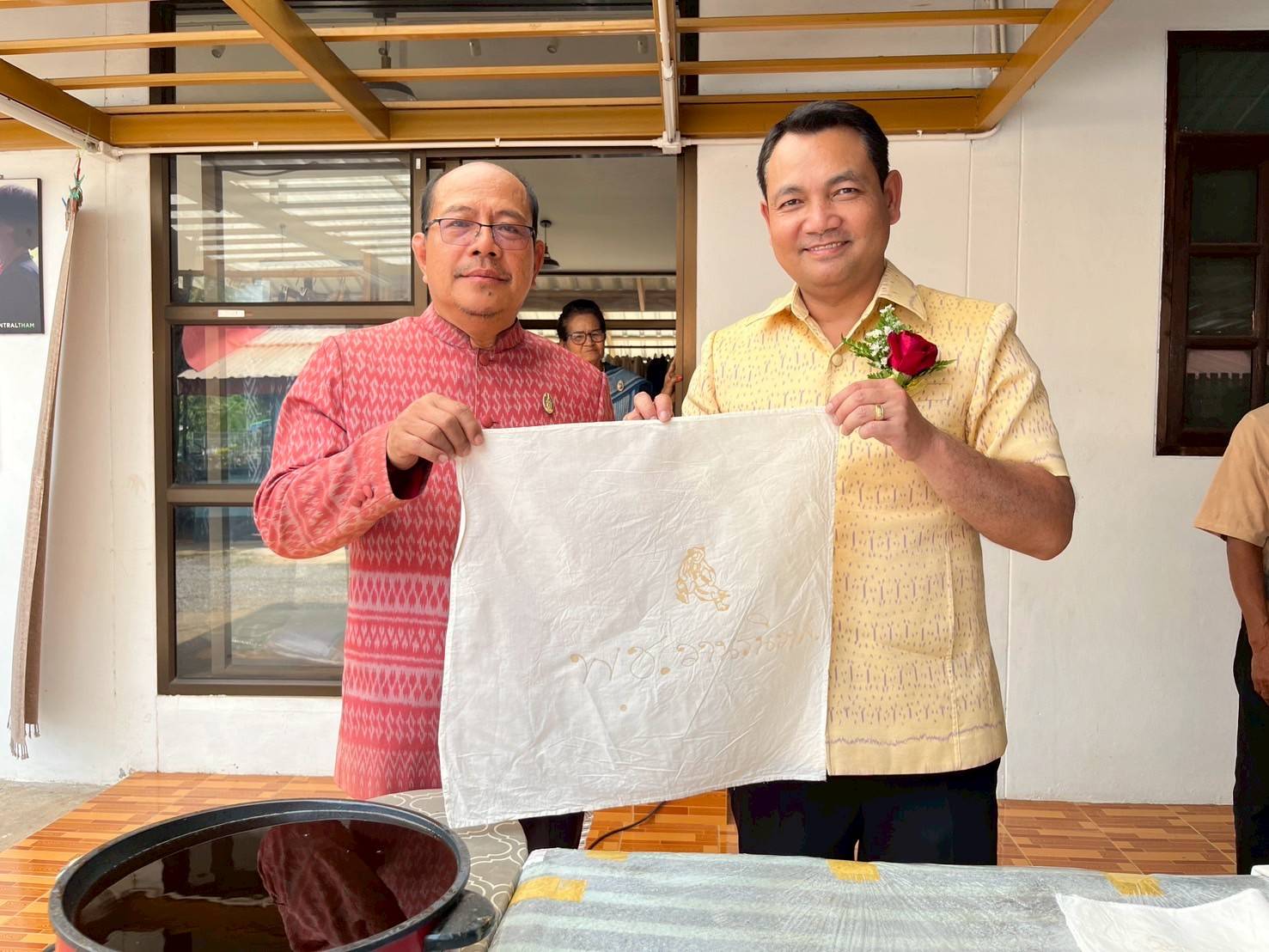 จังหวัดสกลนคร :ส่งเสริมการท่องเที่ยวเชิงสร้างสรรค์ ส่งเสริมการเรียนรู้ที่นักท่องเที่ยวลงมือปฏิบัติ (D-Hope) และจัดนิทรรศการโปรแกรมของผู้ประกอบการชุมชน (Champ)
