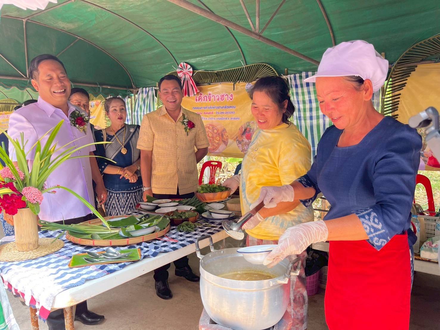 จังหวัดสกลนคร :ส่งเสริมการท่องเที่ยวเชิงสร้างสรรค์ ส่งเสริมการเรียนรู้ที่นักท่องเที่ยวลงมือปฏิบัติ (D-Hope) และจัดนิทรรศการโปรแกรมของผู้ประกอบการชุมชน (Champ)