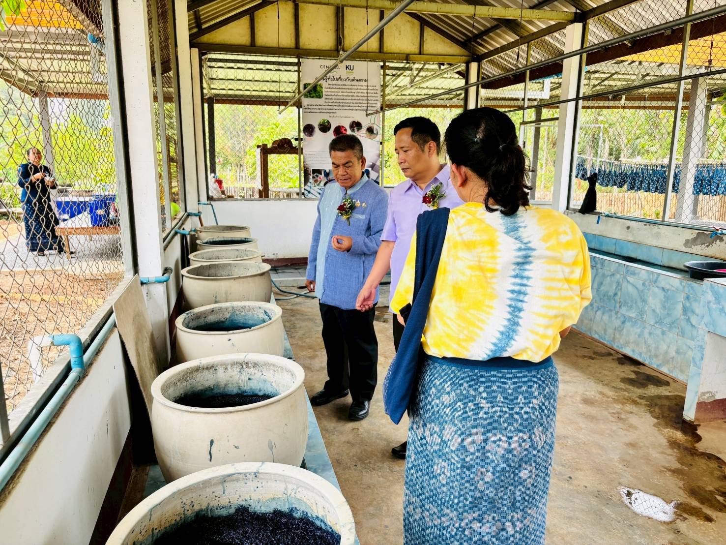 จังหวัดสกลนคร :ส่งเสริมการท่องเที่ยวเชิงสร้างสรรค์ ส่งเสริมการเรียนรู้ที่นักท่องเที่ยวลงมือปฏิบัติ (D-Hope) และจัดนิทรรศการโปรแกรมของผู้ประกอบการชุมชน (Champ)