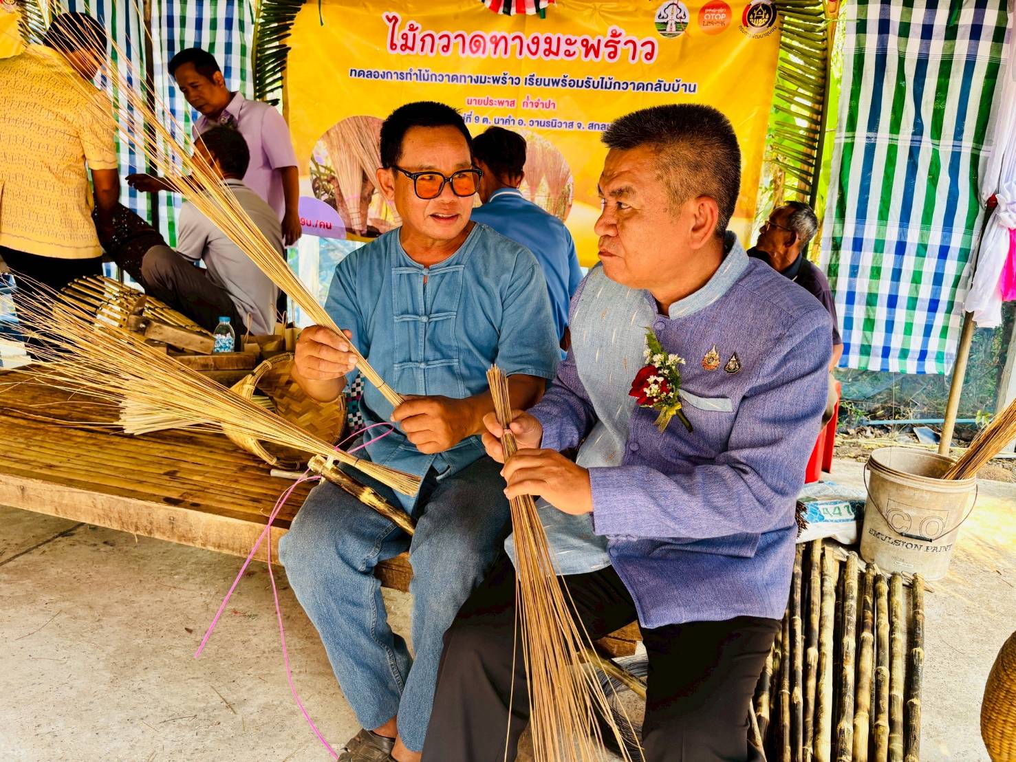 จังหวัดสกลนคร :ส่งเสริมการท่องเที่ยวเชิงสร้างสรรค์ ส่งเสริมการเรียนรู้ที่นักท่องเที่ยวลงมือปฏิบัติ (D-Hope) และจัดนิทรรศการโปรแกรมของผู้ประกอบการชุมชน (Champ)