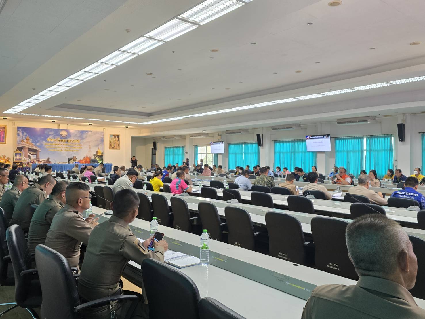 🏘 จังหวัดสกลนคร : ประชุมคณะกรรมการศูนย์อำนวยการป้องกันและปราบปรามยาเสพติดจังหวัดสกลนคร