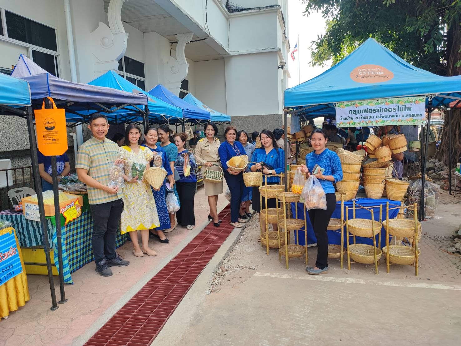 🎯พช.สกลนคร : จัดตลาดนัดสินค้า OTOP อาหารปลอดภัย สินค้าดี สินค้าเด่นจังหวัดสกลนคร ส่งเสริมช่องทางการตลาดให้ผู้ประกอบการ OTOP