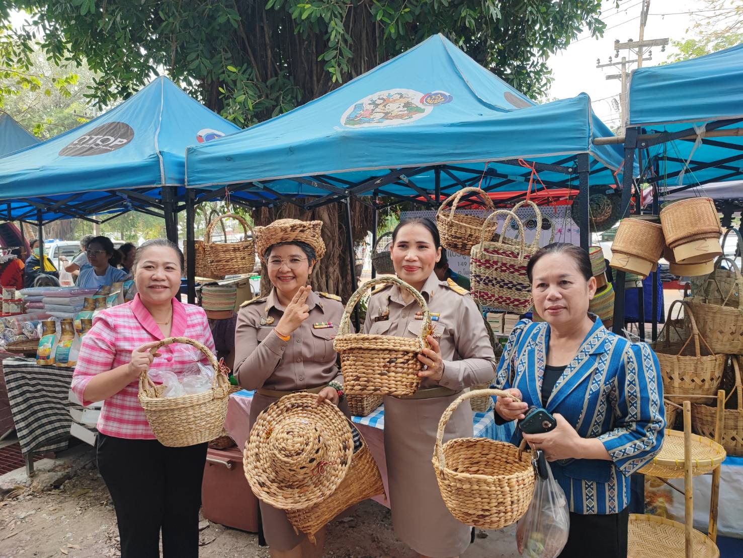 🎯พช.สกลนคร : จัดตลาดนัดสินค้า OTOP อาหารปลอดภัย สินค้าดี สินค้าเด่นจังหวัดสกลนคร ส่งเสริมช่องทางการตลาดให้ผู้ประกอบการ OTOP