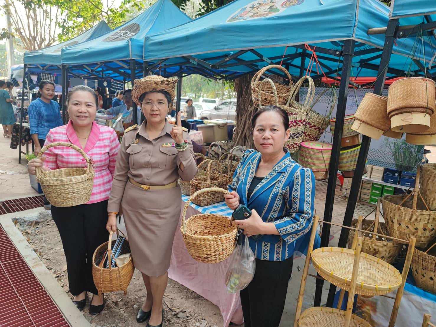 🎯พช.สกลนคร : จัดตลาดนัดสินค้า OTOP อาหารปลอดภัย สินค้าดี สินค้าเด่นจังหวัดสกลนคร ส่งเสริมช่องทางการตลาดให้ผู้ประกอบการ OTOP