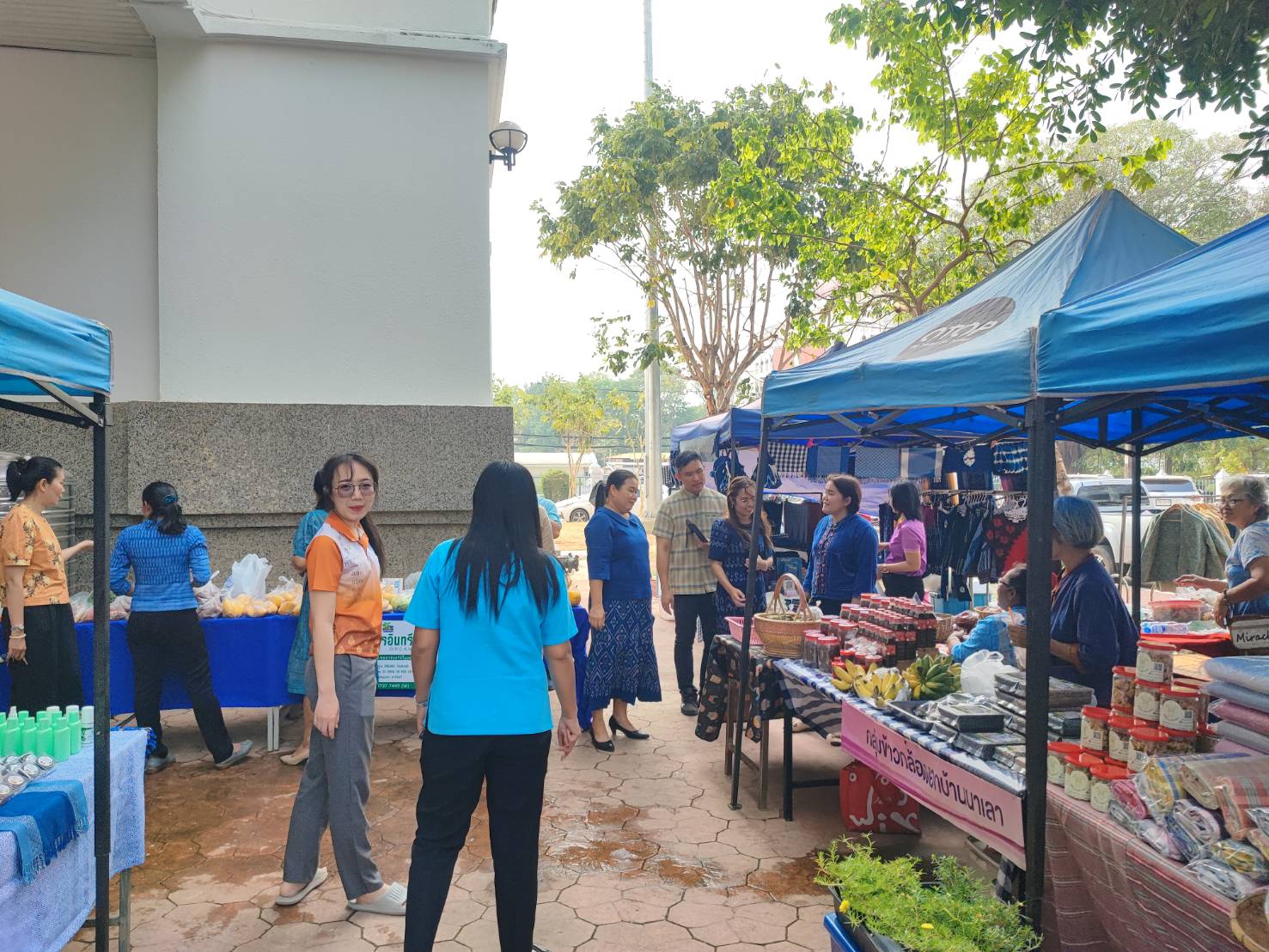 🎯พช.สกลนคร : จัดตลาดนัดสินค้า OTOP อาหารปลอดภัย สินค้าดี สินค้าเด่นจังหวัดสกลนคร ส่งเสริมช่องทางการตลาดให้ผู้ประกอบการ OTOP