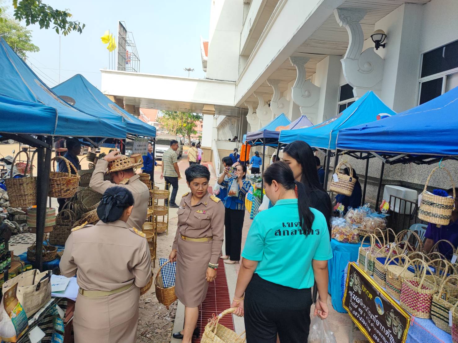 🎯พช.สกลนคร : จัดตลาดนัดสินค้า OTOP อาหารปลอดภัย สินค้าดี สินค้าเด่นจังหวัดสกลนคร ส่งเสริมช่องทางการตลาดให้ผู้ประกอบการ OTOP