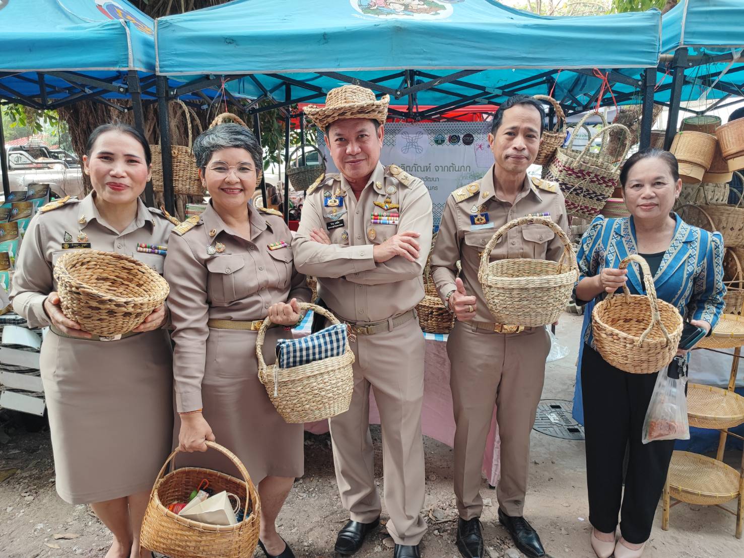 🎯พช.สกลนคร : จัดตลาดนัดสินค้า OTOP อาหารปลอดภัย สินค้าดี สินค้าเด่นจังหวัดสกลนคร ส่งเสริมช่องทางการตลาดให้ผู้ประกอบการ OTOP
