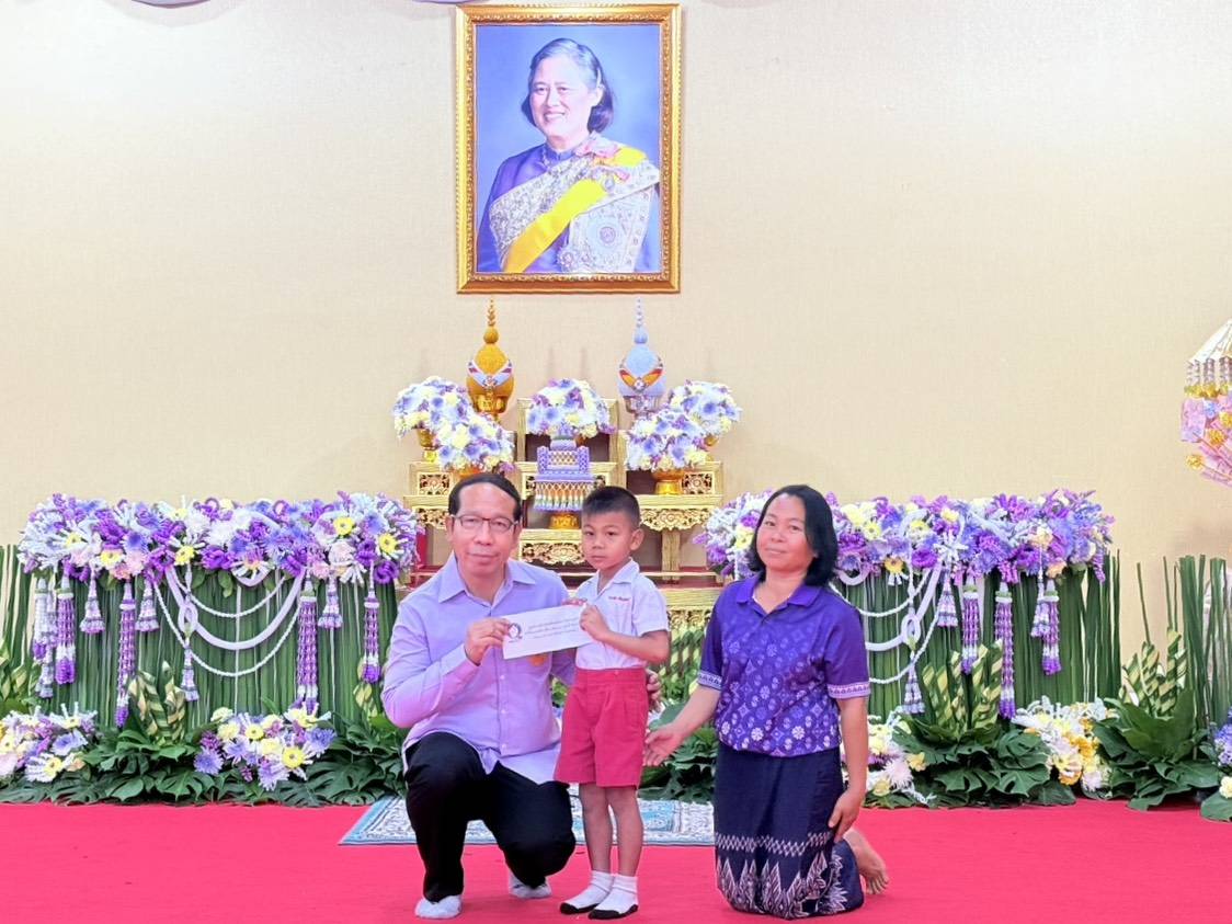 🎯จังหวัดสกลนคร : ทอดผ้าป่ามอบทุนการศึกษาแก่เด็กจังหวัดสกลนคร กองทุนพัฒนาเด็กชนบท ในพระบรราชูปถัมภ์สมเด็จพระเทพรัตนราชสุดาฯ สยามบรมราชกุมารี ประจำปี 2568 ยอดสมทบกองทุน จำนวน 299,638 บาท พร้อมมอบทุนอุปการะเด็กในกองทุนฯ อีก 19 ทุน