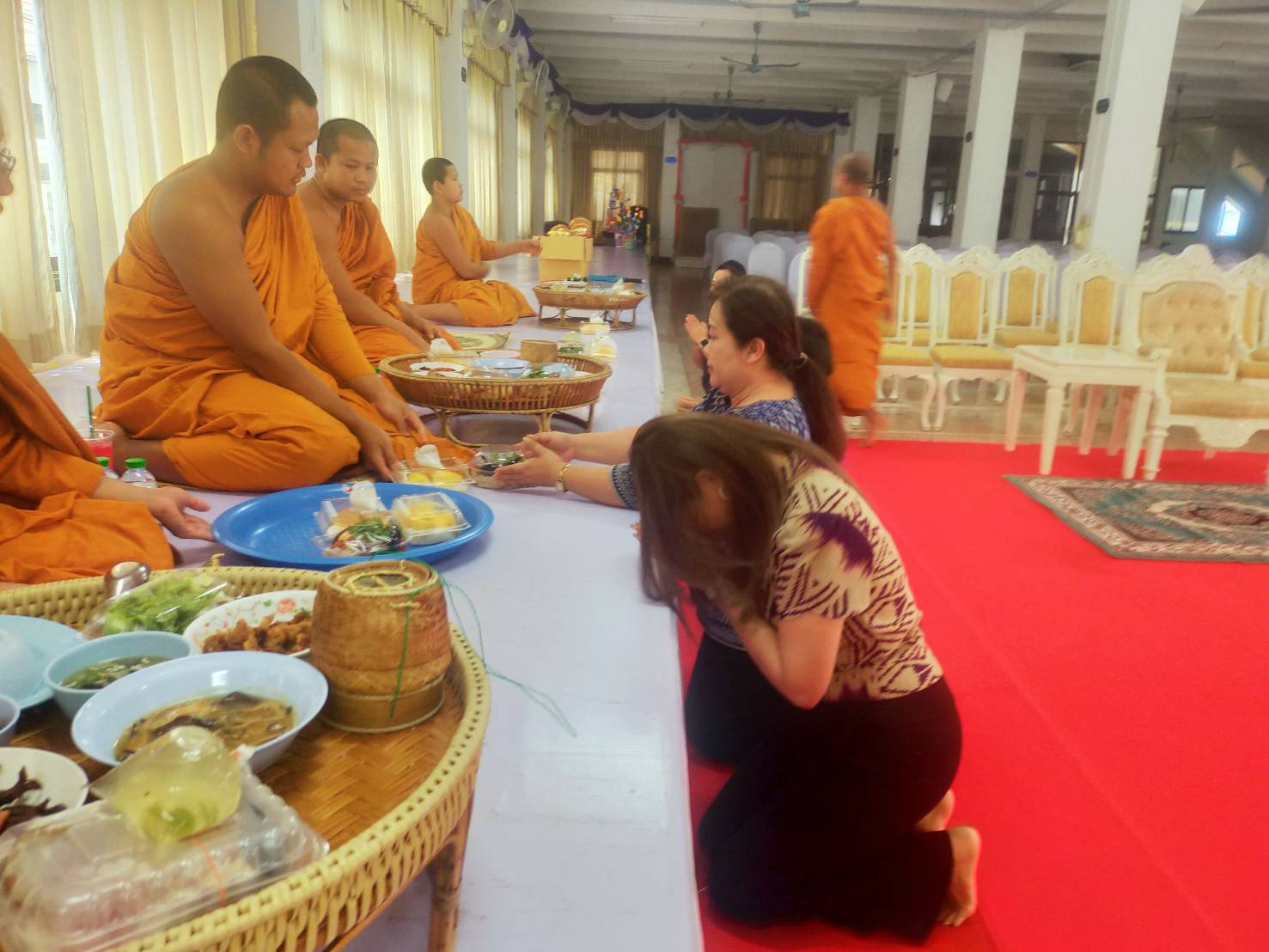 📣พช.สกลนคร จัดกิจกรรมทำบุญถวายภัตตาหารเพล เสริมสร้างคุณธรรม ภายใต้โครงการพัฒนาชุมชนใสสะอาด ประจำปีงบประมาณ พ.ศ. 2568 มิติที่ 4 การเสริมสร้างองค์กรคุณธรรม