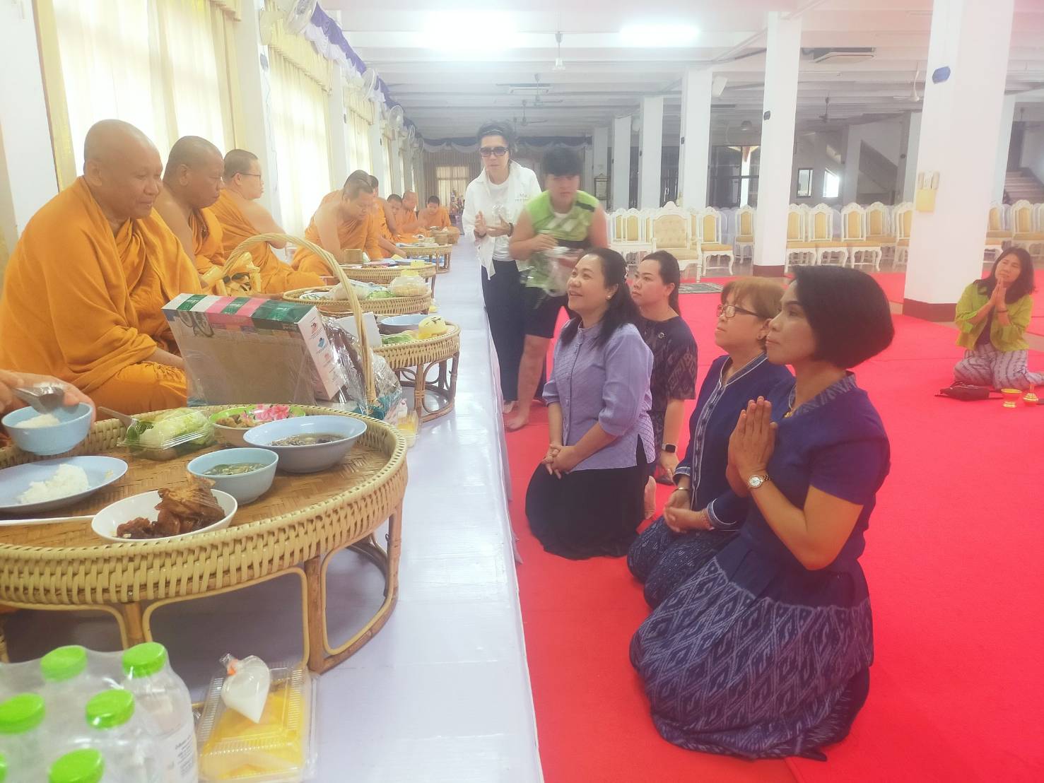 📣พช.สกลนคร จัดกิจกรรมทำบุญถวายภัตตาหารเพล เสริมสร้างคุณธรรม ภายใต้โครงการพัฒนาชุมชนใสสะอาด ประจำปีงบประมาณ พ.ศ. 2568 มิติที่ 4 การเสริมสร้างองค์กรคุณธรรม