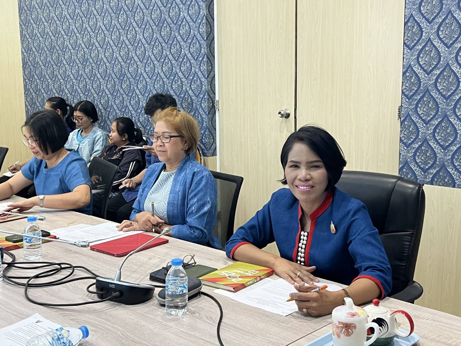 🎯พช.สกลนคร : ประชุมเตรียมความพร้อมจัดพิธีมอบแบบลายผ้าพระราชทาน “ผ้าลายสิริราชพัสตราภรณ์” หนุนช่างทอผ้าไทย พัฒนาผลิตภัณฑ์สู่สากล