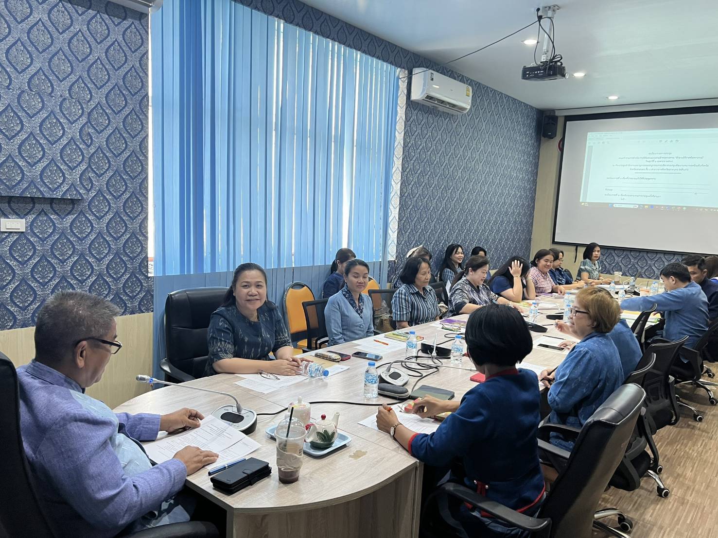 🎯พช.สกลนคร : ประชุมเตรียมความพร้อมจัดพิธีมอบแบบลายผ้าพระราชทาน “ผ้าลายสิริราชพัสตราภรณ์” หนุนช่างทอผ้าไทย พัฒนาผลิตภัณฑ์สู่สากล