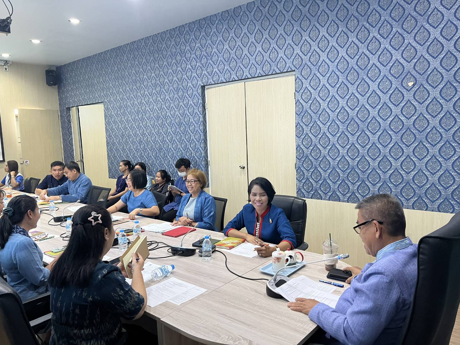 🎯พช.สกลนคร : ประชุมเตรียมความพร้อมจัดพิธีมอบแบบลายผ้าพระราชทาน “ผ้าลายสิริราชพัสตราภรณ์” หนุนช่างทอผ้าไทย พัฒนาผลิตภัณฑ์สู่สากล