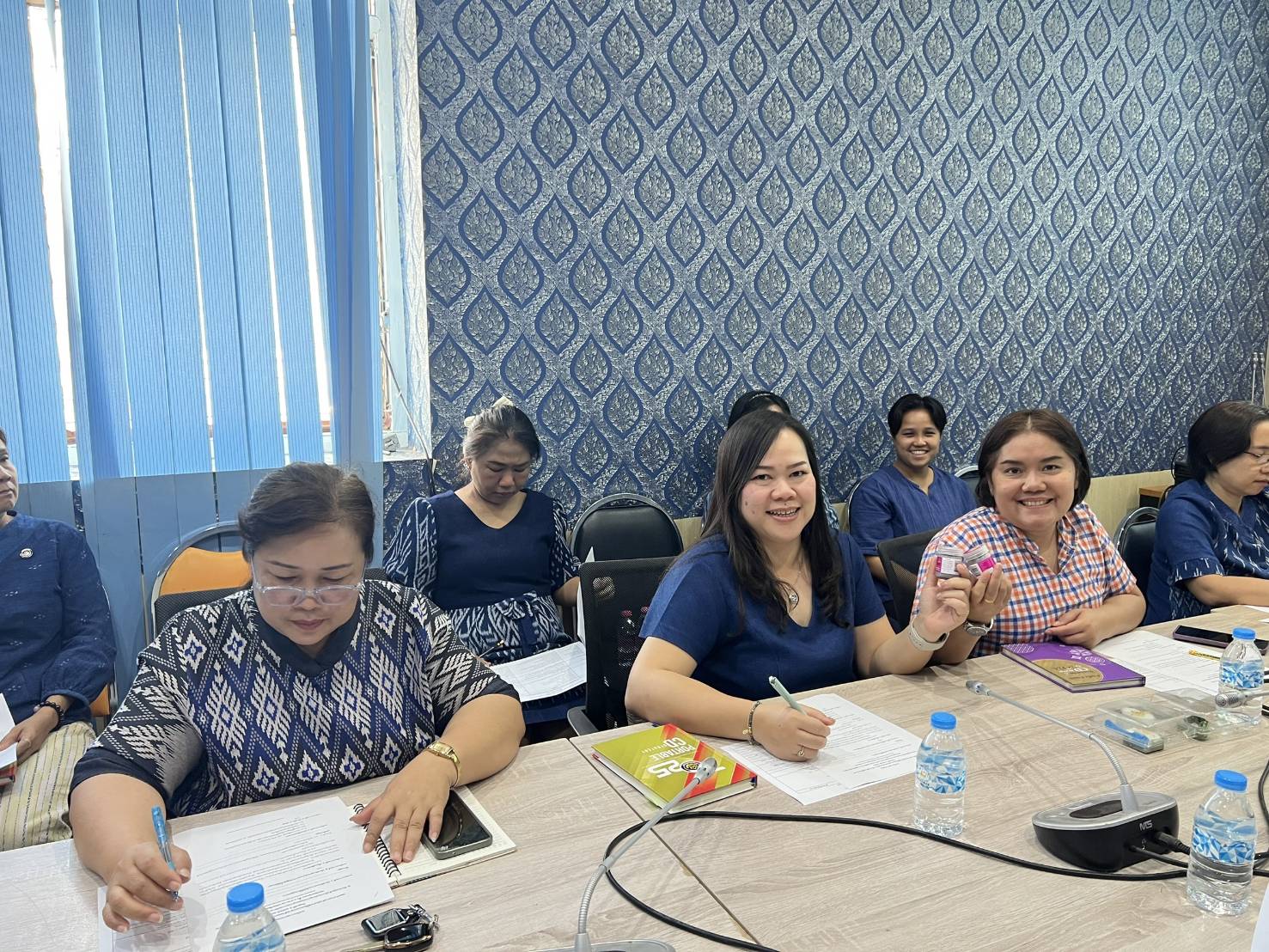 🎯พช.สกลนคร : ประชุมเตรียมความพร้อมจัดพิธีมอบแบบลายผ้าพระราชทาน “ผ้าลายสิริราชพัสตราภรณ์” หนุนช่างทอผ้าไทย พัฒนาผลิตภัณฑ์สู่สากล