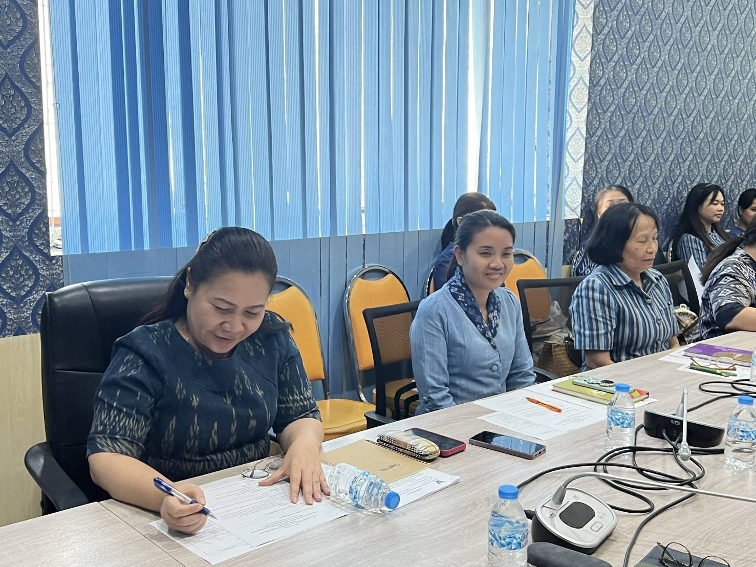 🎯พช.สกลนคร : ประชุมเตรียมความพร้อมจัดพิธีมอบแบบลายผ้าพระราชทาน “ผ้าลายสิริราชพัสตราภรณ์” หนุนช่างทอผ้าไทย พัฒนาผลิตภัณฑ์สู่สากล