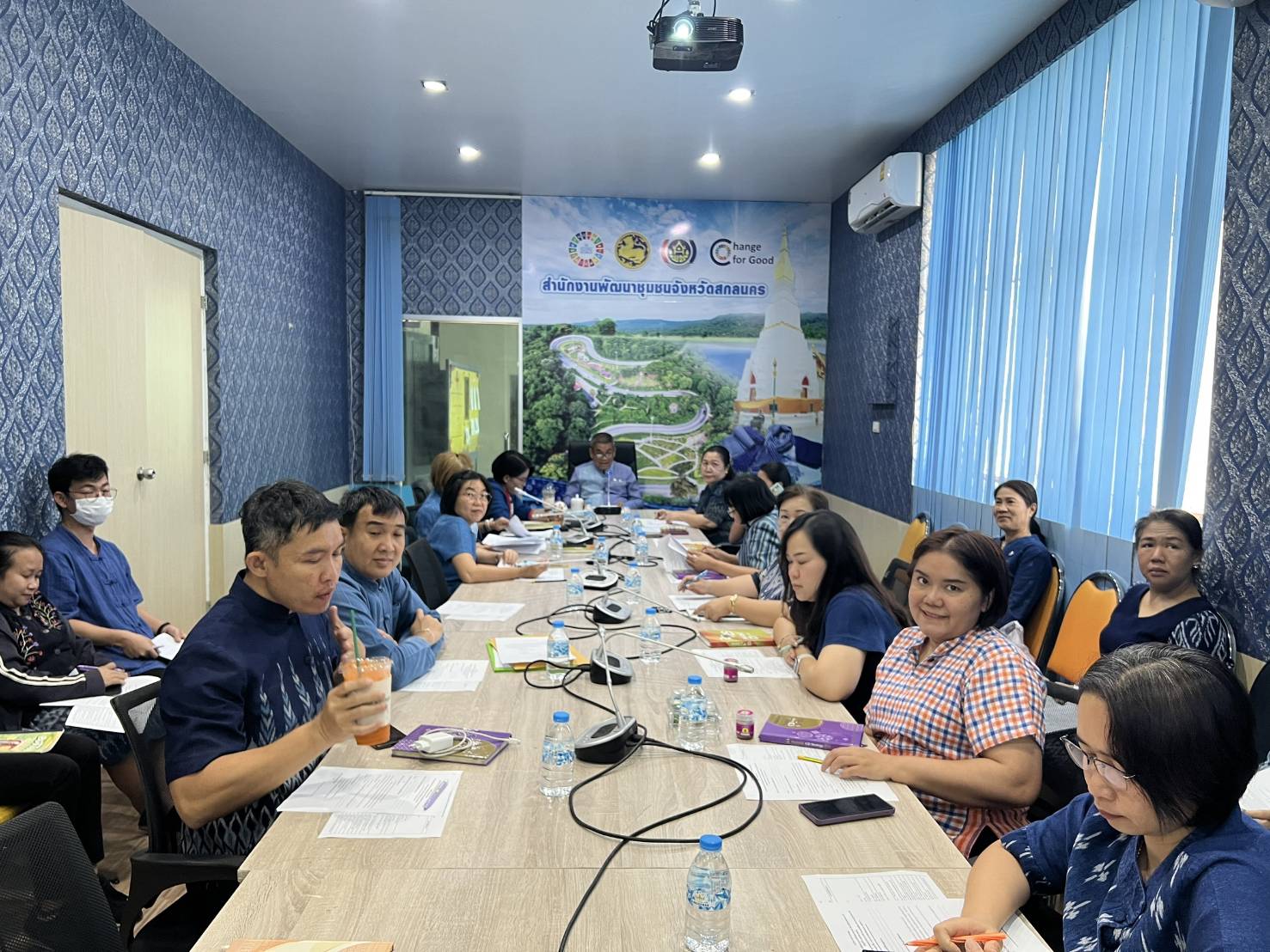 🎯พช.สกลนคร : ประชุมเตรียมความพร้อมจัดพิธีมอบแบบลายผ้าพระราชทาน “ผ้าลายสิริราชพัสตราภรณ์” หนุนช่างทอผ้าไทย พัฒนาผลิตภัณฑ์สู่สากล