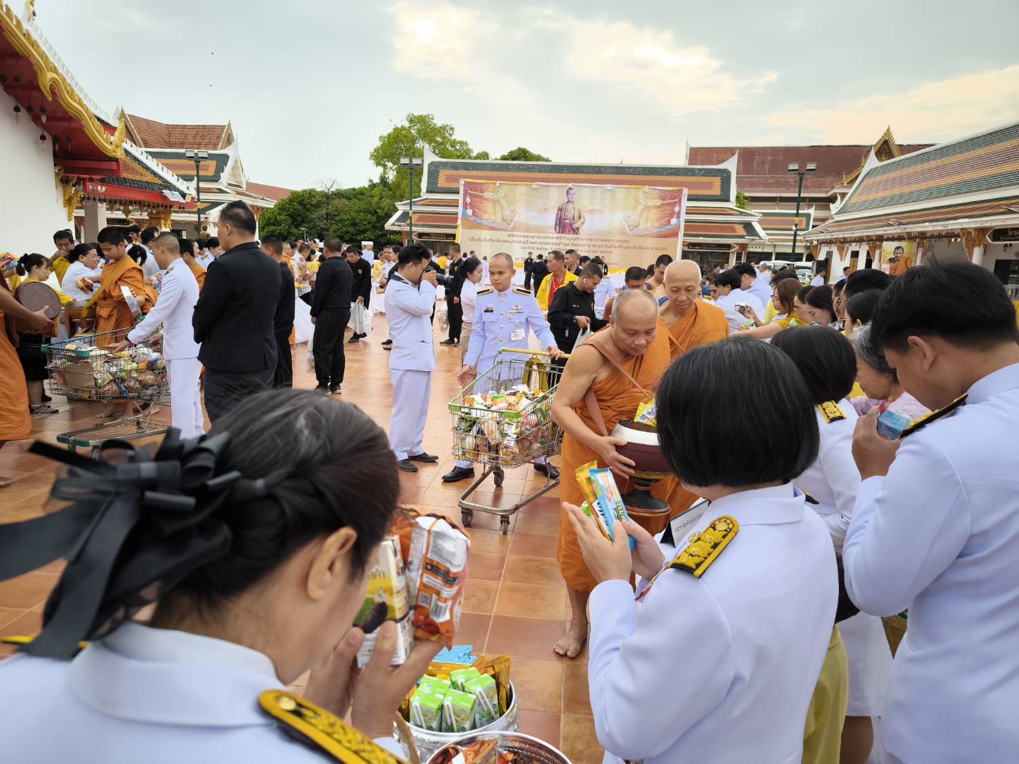 📰จังหวัดสกลนครจัดพิธีสวดพระพุทธมนต์ และพิธีทำบุญตักบาตร ถวายพระราชกุศล เนื่องในวันจักรี ประจำปี 2568